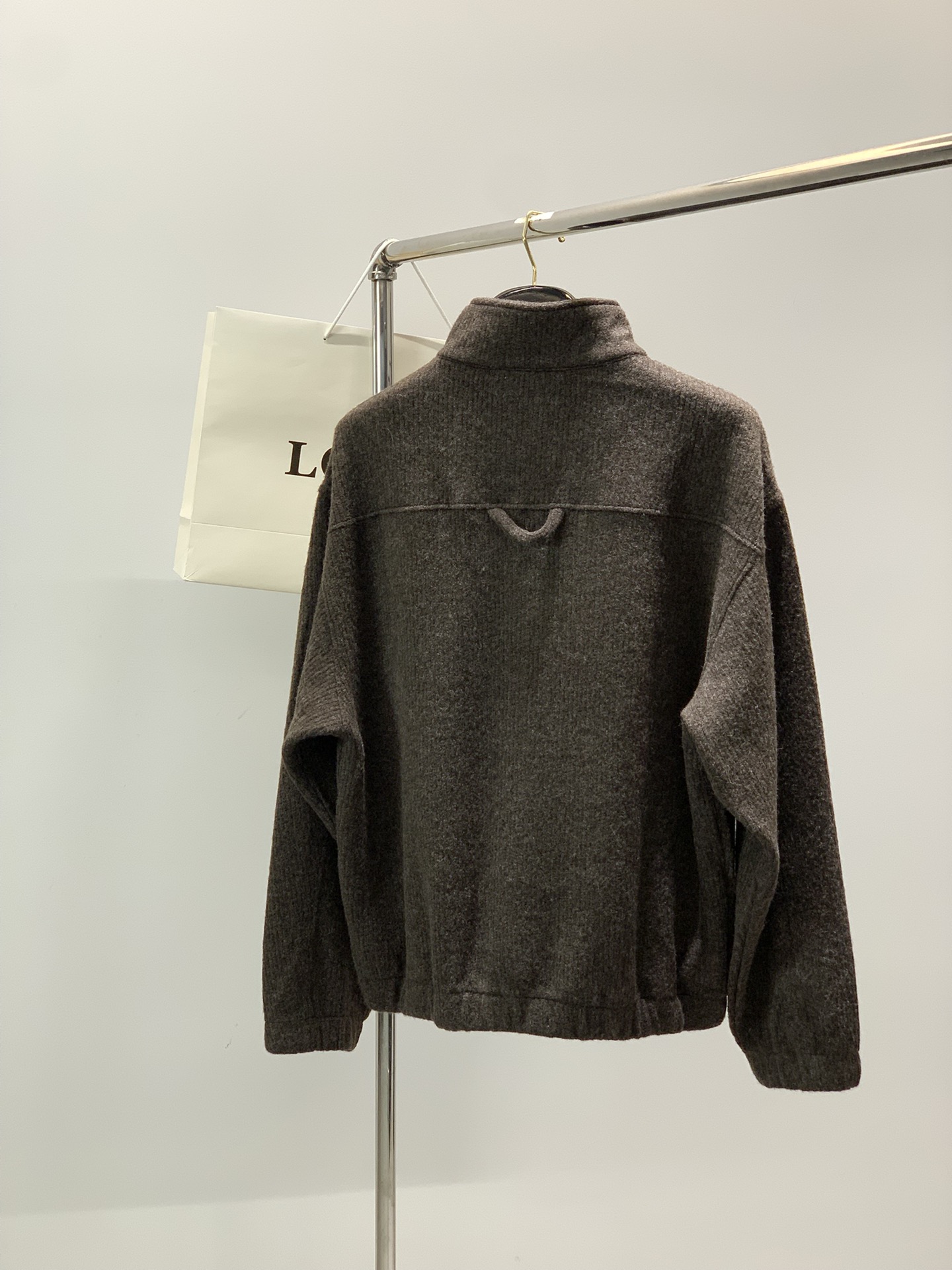 ，Loewe 罗意威，2025冬季最新款，专柜同步有售，原单狠货，时尚休闲针织半高领毛衣，上身很有特点！