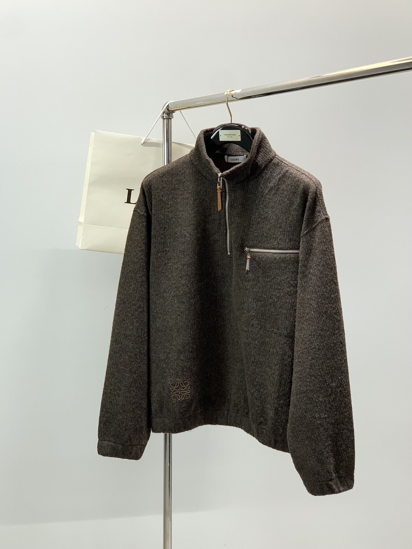 NO:656453,, Loewe, the latest model for winter 2025, available at counters at the same time, original order, fashionable and casual knitted half-turtleneck sweater, the upper body is very unique!  Eye-catching and bright, imported original fabrics, top embroidery craftsmanship letter pattern decorative logo, simple yet fashionable, classic atmosphere, comfortable and breathable, handsome and stylish upper body, 2 colors recommended, size M-XL,, loewe, loewe, sweaters, alexander wang19860909,Loewe 罗意威,2025冬季最新款,专柜同步有售,原单狠货,时尚休闲针织半高领毛衣,上身很有特点！吸睛而有亮点,进口原版面料,顶级刺绣工艺字母图案装饰Logo,简单而不失时尚,经典大气,舒适透气,上身帅气有型,2色推荐,码数M-XL,,loewe,loewe,sweaters,alexander wang,Men's clothing