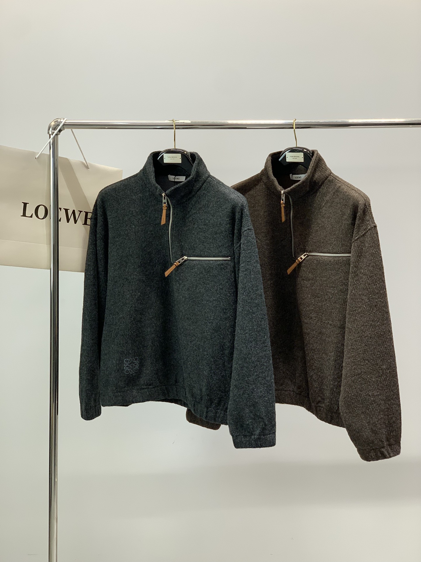 ，Loewe 罗意威，2025冬季最新款，专柜同步有售，原单狠货，时尚休闲针织半高领毛衣，上身很有特点！