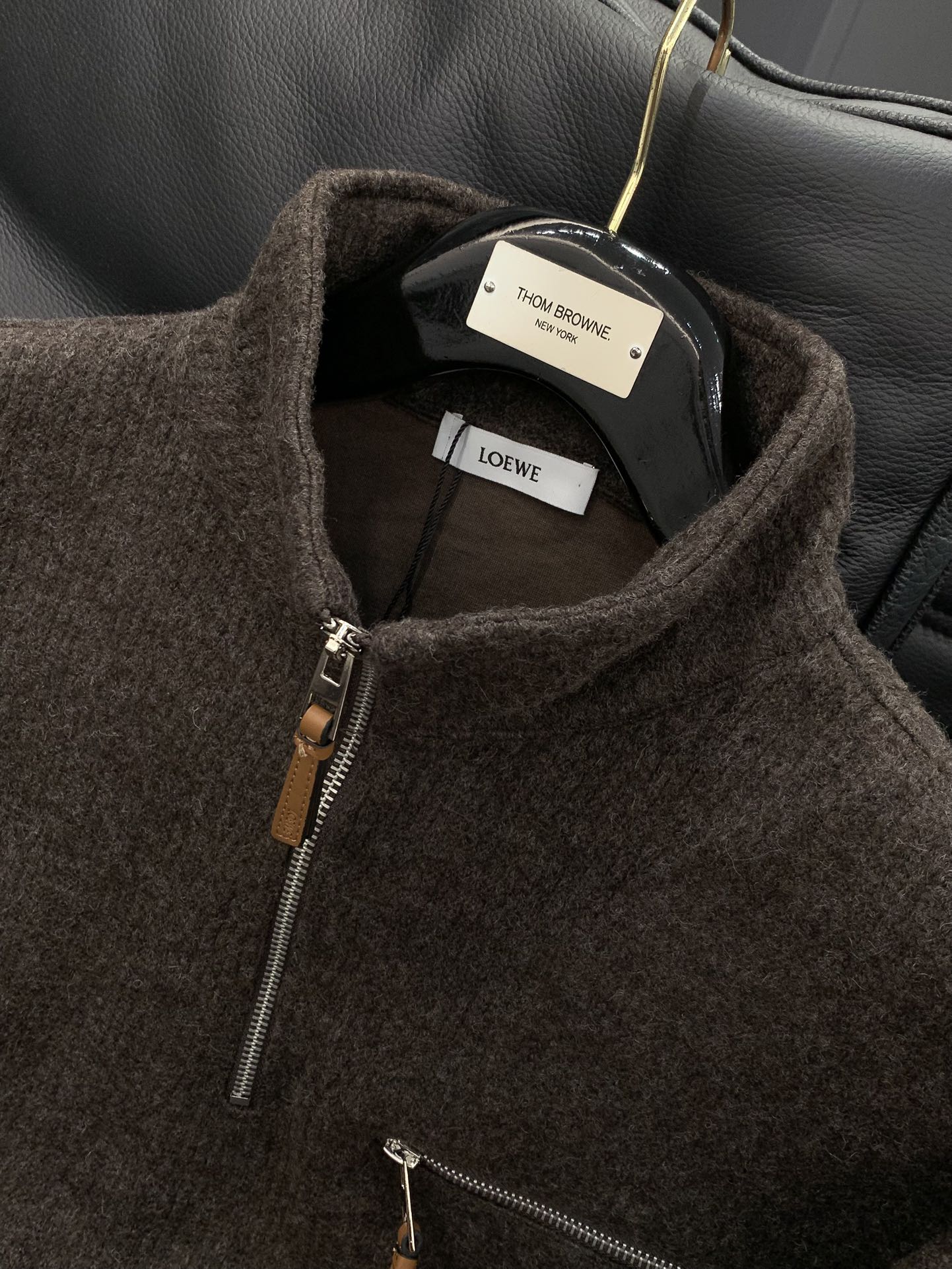 ，Loewe 罗意威，2025冬季最新款，专柜同步有售，原单狠货，时尚休闲针织半高领毛衣，上身很有特点！