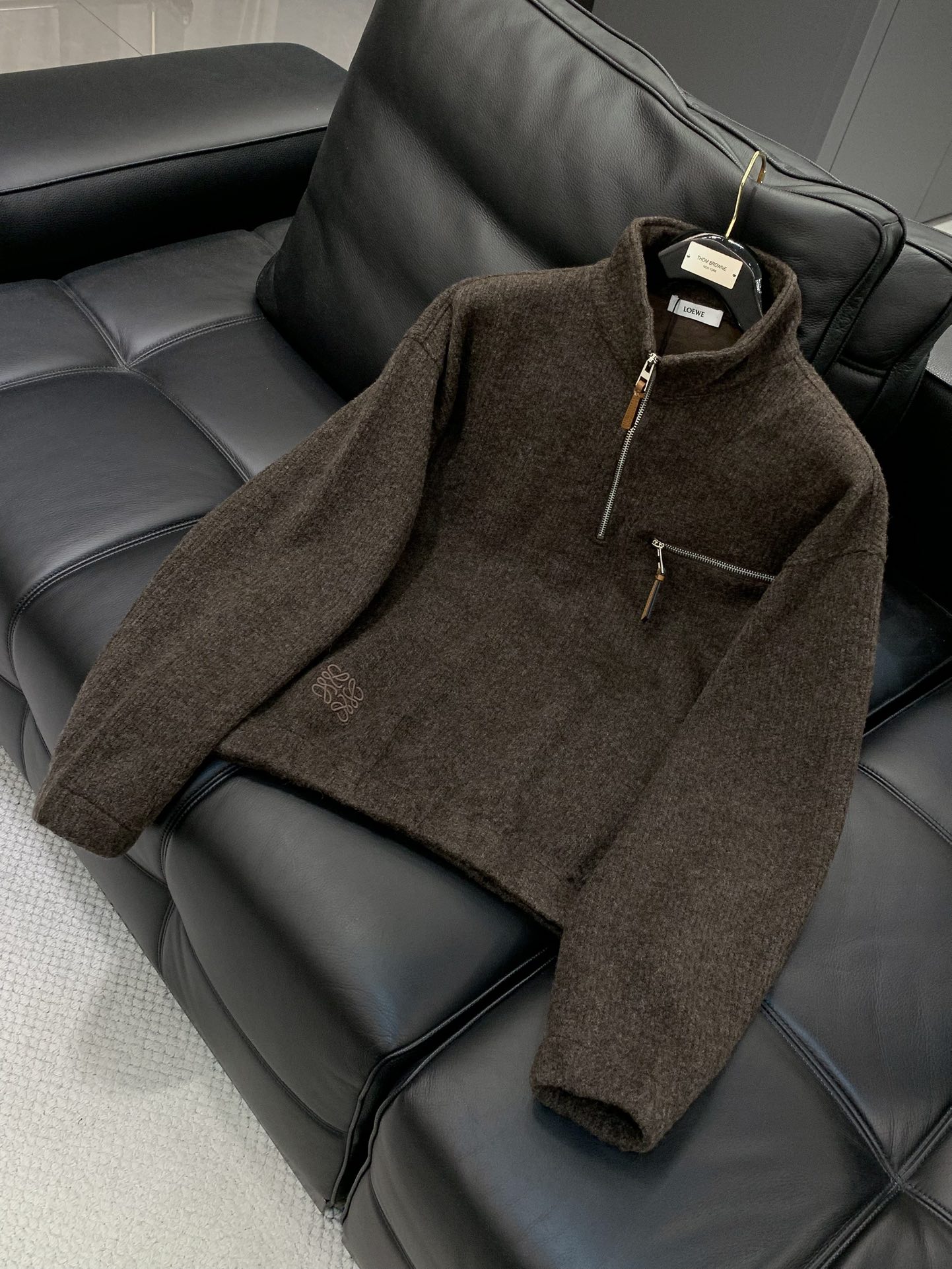 ，Loewe 罗意威，2025冬季最新款，专柜同步有售，原单狠货，时尚休闲针织半高领毛衣，上身很有特点！