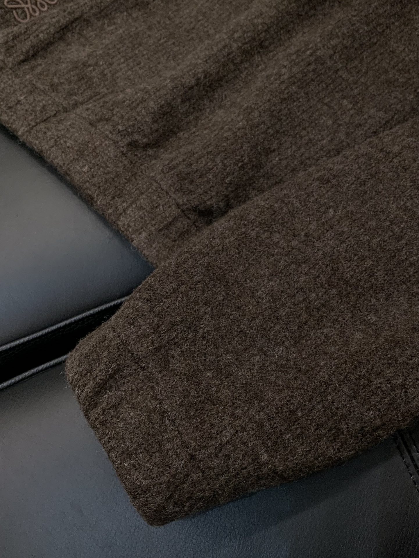 ，Loewe 罗意威，2025冬季最新款，专柜同步有售，原单狠货，时尚休闲针织半高领毛衣，上身很有特点！