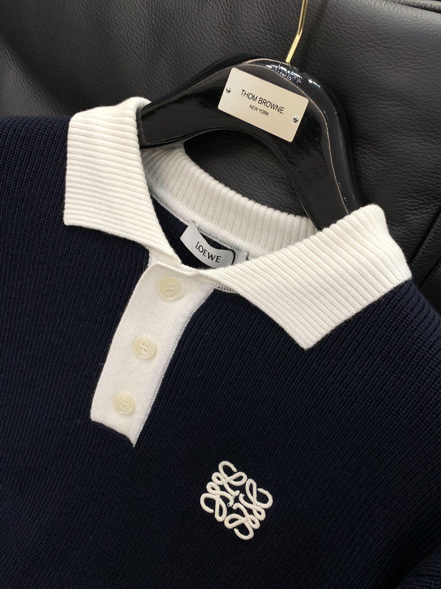 ，Loewe 罗意威，2025冬季最新款，专柜同步有售，原单狠货，时尚休闲针织翻领毛衣，上身很有特点！吸