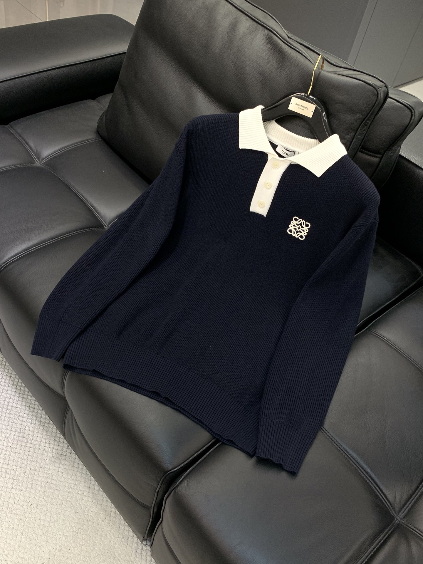 ，Loewe 罗意威，2025冬季最新款，专柜同步有售，原单狠货，时尚休闲针织翻领毛衣，上身很有特点！吸