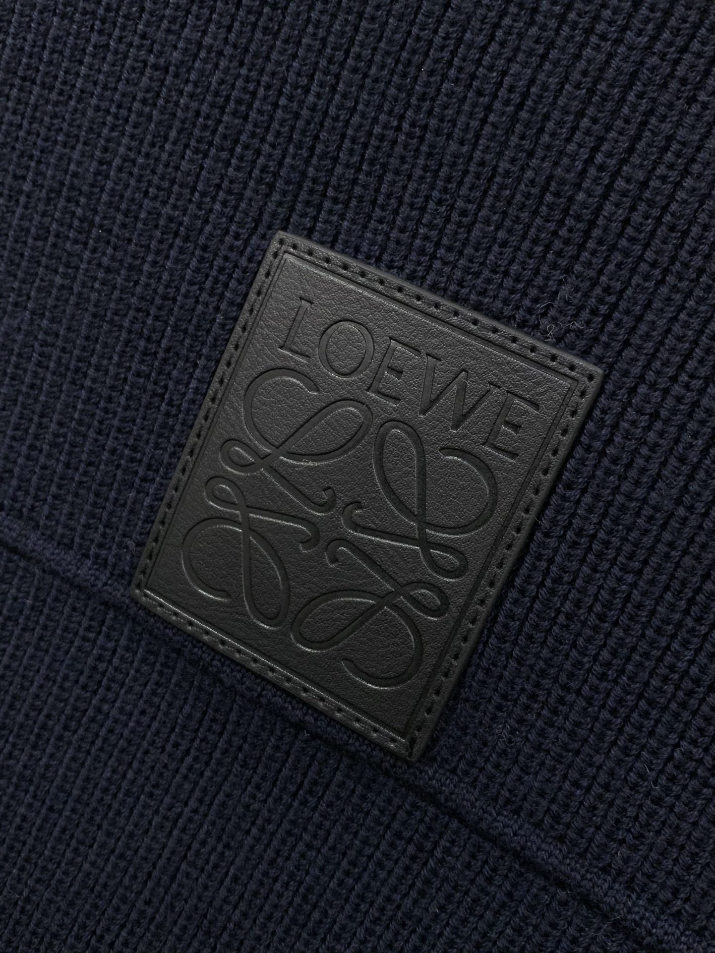，Loewe 罗意威，2025冬季最新款，专柜同步有售，原单狠货，时尚休闲针织翻领毛衣，上身很有特点！吸