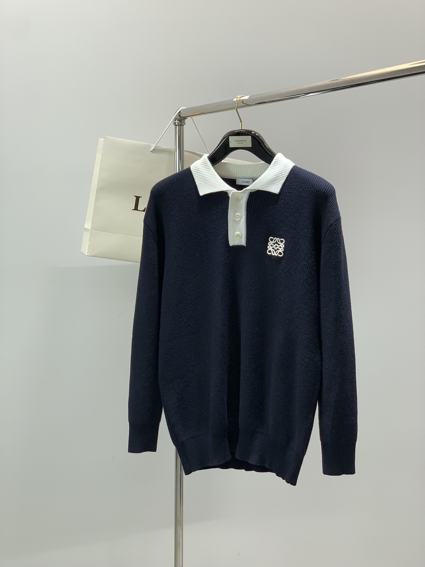 ，Loewe 罗意威，2025冬季最新款，专柜同步有售，原单狠货，时尚休闲针织翻领毛衣，上身很有特点！吸