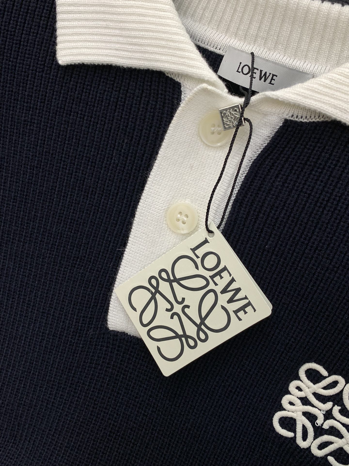 ，Loewe 罗意威，2025冬季最新款，专柜同步有售，原单狠货，时尚休闲针织翻领毛衣，上身很有特点！吸