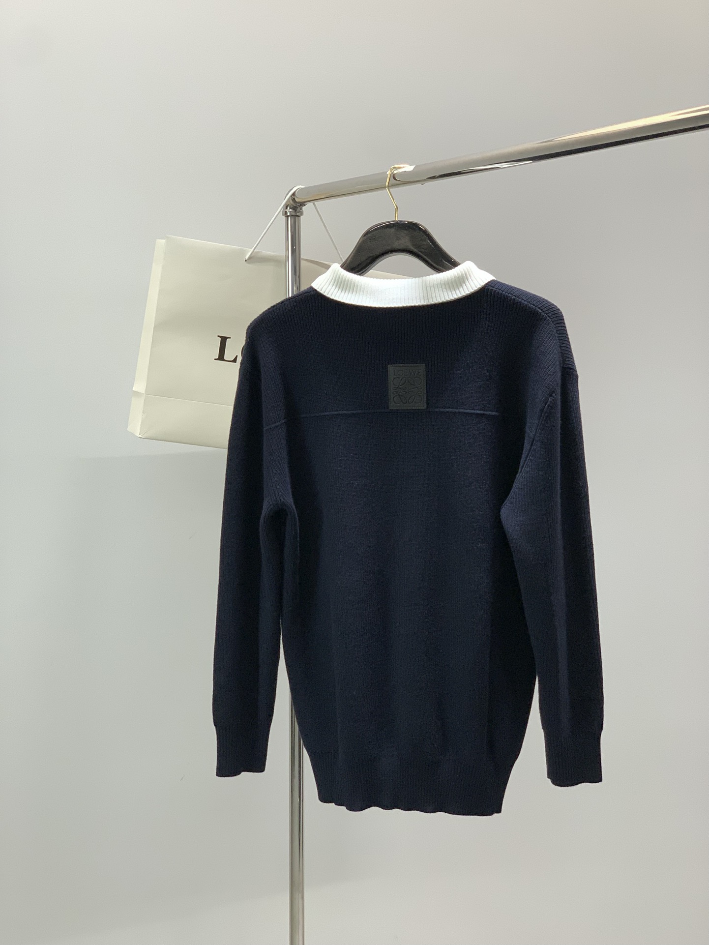 ，Loewe 罗意威，2025冬季最新款，专柜同步有售，原单狠货，时尚休闲针织翻领毛衣，上身很有特点！吸