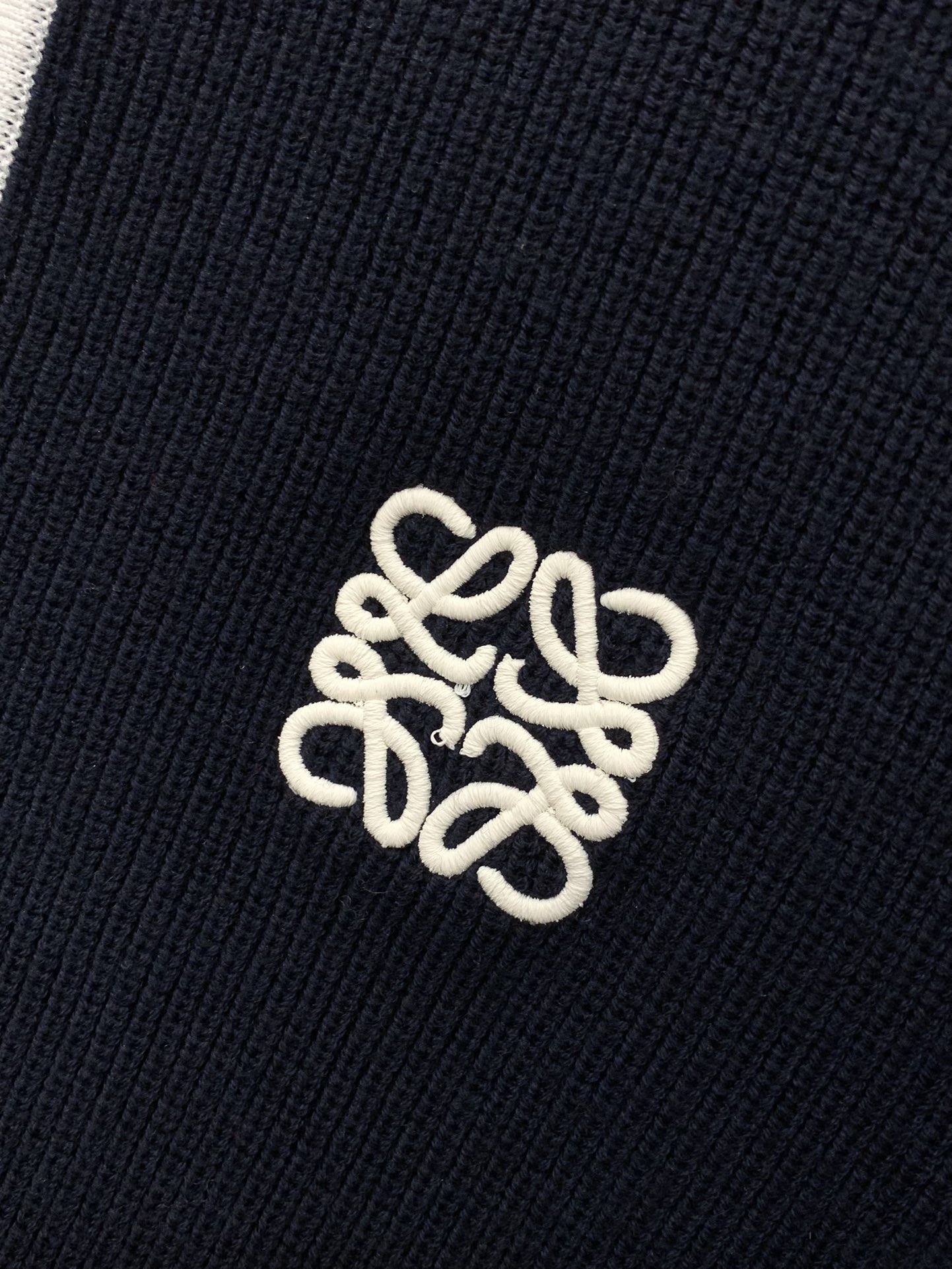 ，Loewe 罗意威，2025冬季最新款，专柜同步有售，原单狠货，时尚休闲针织翻领毛衣，上身很有特点！吸