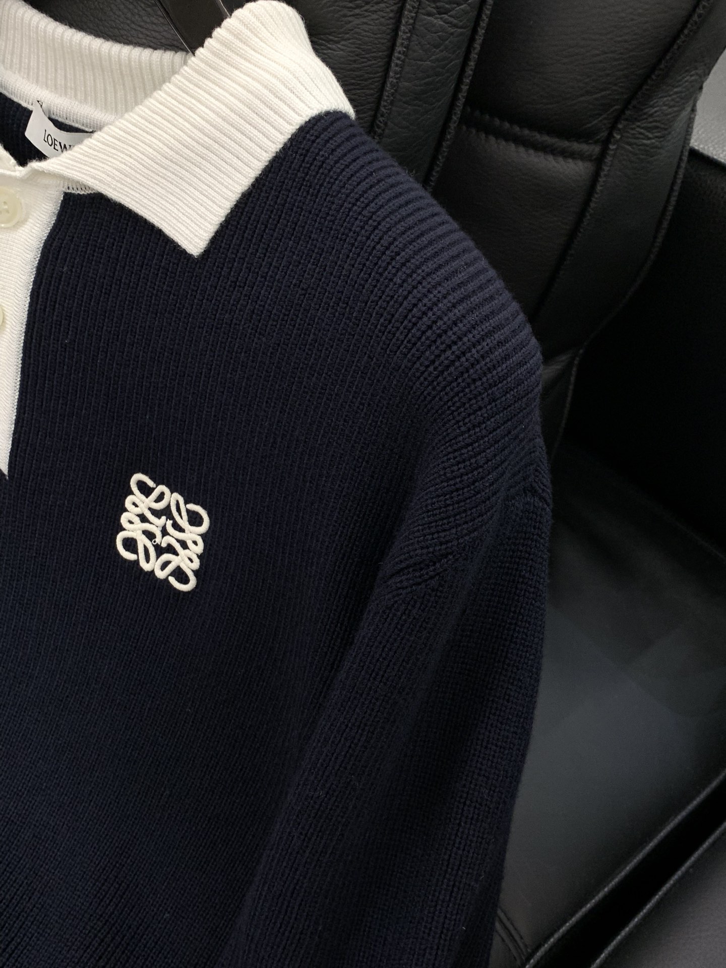 ，Loewe 罗意威，2025冬季最新款，专柜同步有售，原单狠货，时尚休闲针织翻领毛衣，上身很有特点！吸