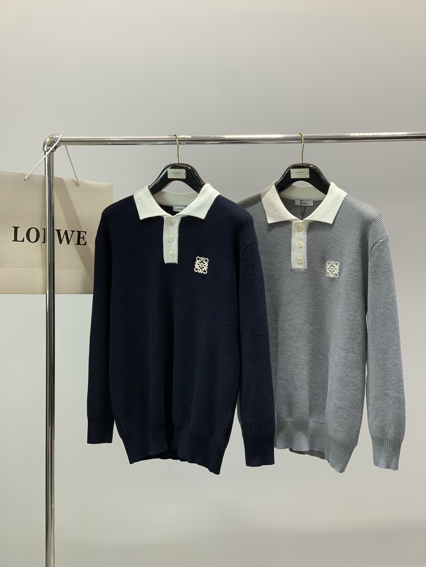 ，Loewe 罗意威，2025冬季最新款，专柜同步有售，原单狠货，时尚休闲针织翻领毛衣，上身很有特点！吸