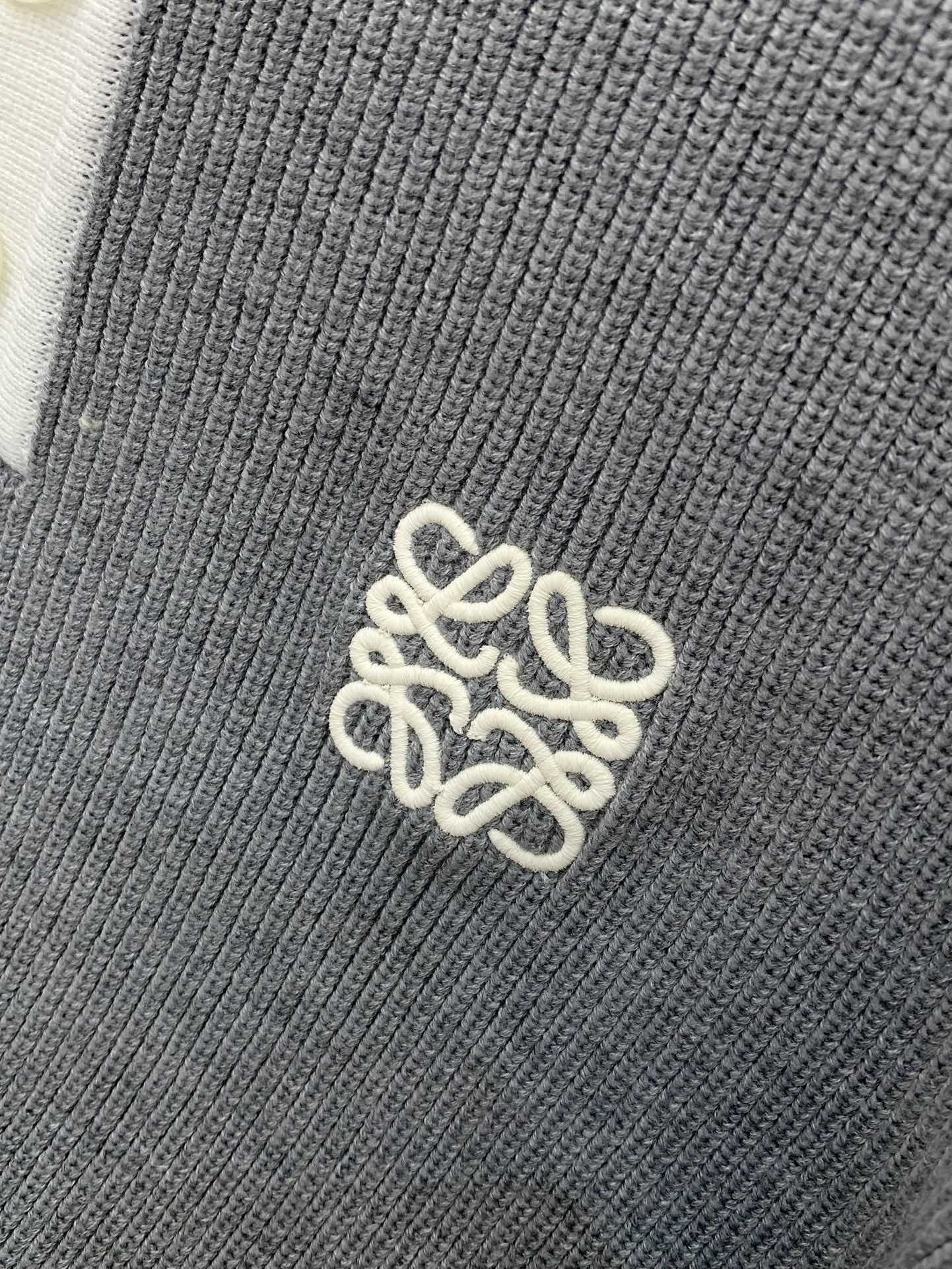 ，Loewe 罗意威，2025冬季最新款，专柜同步有售，原单狠货，时尚休闲针织翻领毛衣，上身很有特点！吸