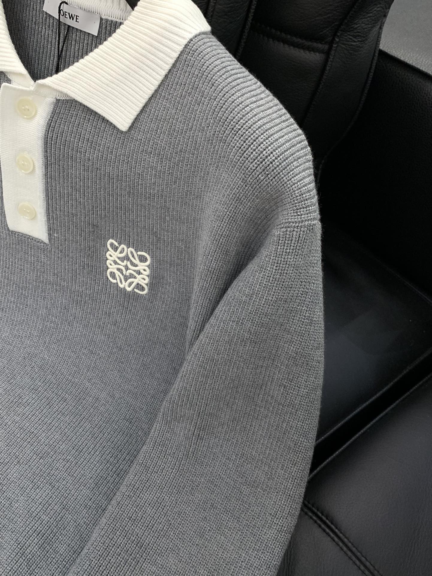 ，Loewe 罗意威，2025冬季最新款，专柜同步有售，原单狠货，时尚休闲针织翻领毛衣，上身很有特点！吸