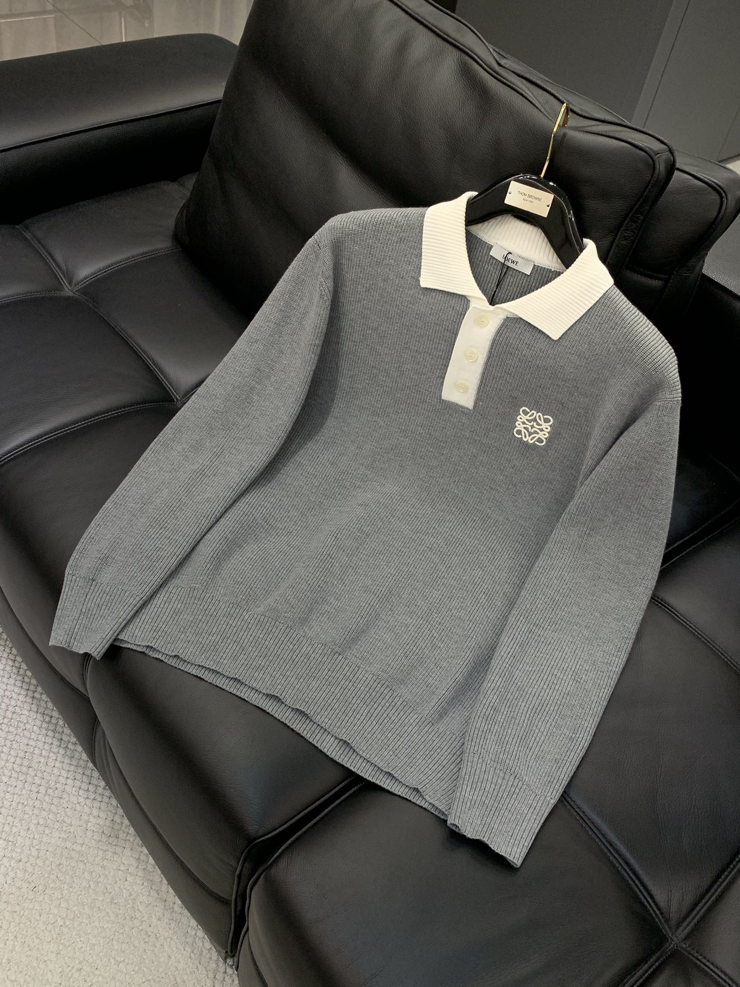 ，Loewe 罗意威，2025冬季最新款，专柜同步有售，原单狠货，时尚休闲针织翻领毛衣，上身很有特点！吸