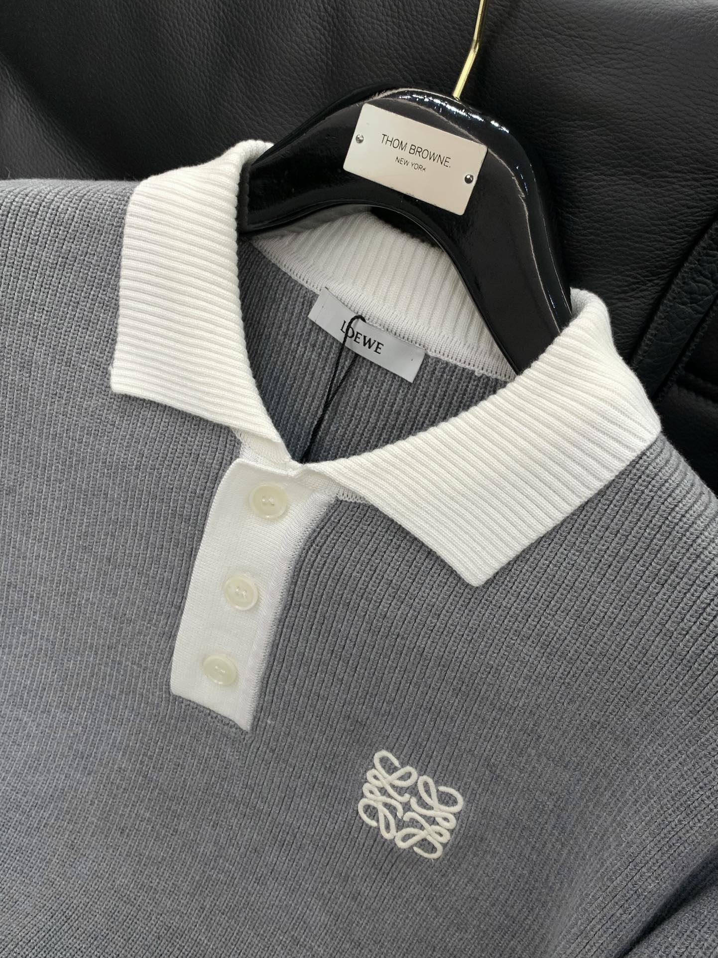 ，Loewe 罗意威，2025冬季最新款，专柜同步有售，原单狠货，时尚休闲针织翻领毛衣，上身很有特点！吸