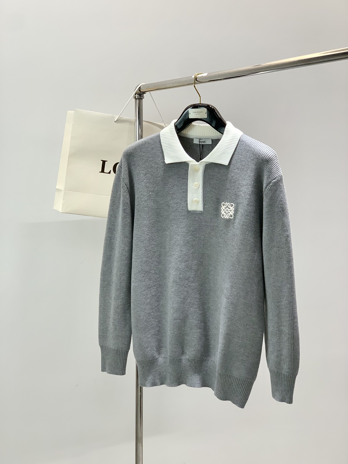 NO:656437,, Loewe, the latest model for winter 2025, available at counters at the same time, original order, fashionable and casual knitted lapel sweater, the upper body is very unique!  Eye-catching and bright, imported original fabrics, top embroidery craftsmanship letter pattern decoration logo, simple yet stylish, classic atmosphere, comfortable and breathable, handsome and stylish upper body, 2 colors recommended, size S-2XL,, loewe, loewe, sweaters, alexander wang19860909,Loewe 罗意威,2025冬季最新款,专柜同步有售,原单狠货,时尚休闲针织翻领毛衣,上身很有特点！吸睛而有亮点,进口原版面料,顶级刺绣工艺字母图案装饰Logo,简单而不失时尚,经典大气,舒适透气,上身帅气有型,2色推荐,码数S-2XL,,loewe,loewe,sweaters,alexander wang,Men's clothing