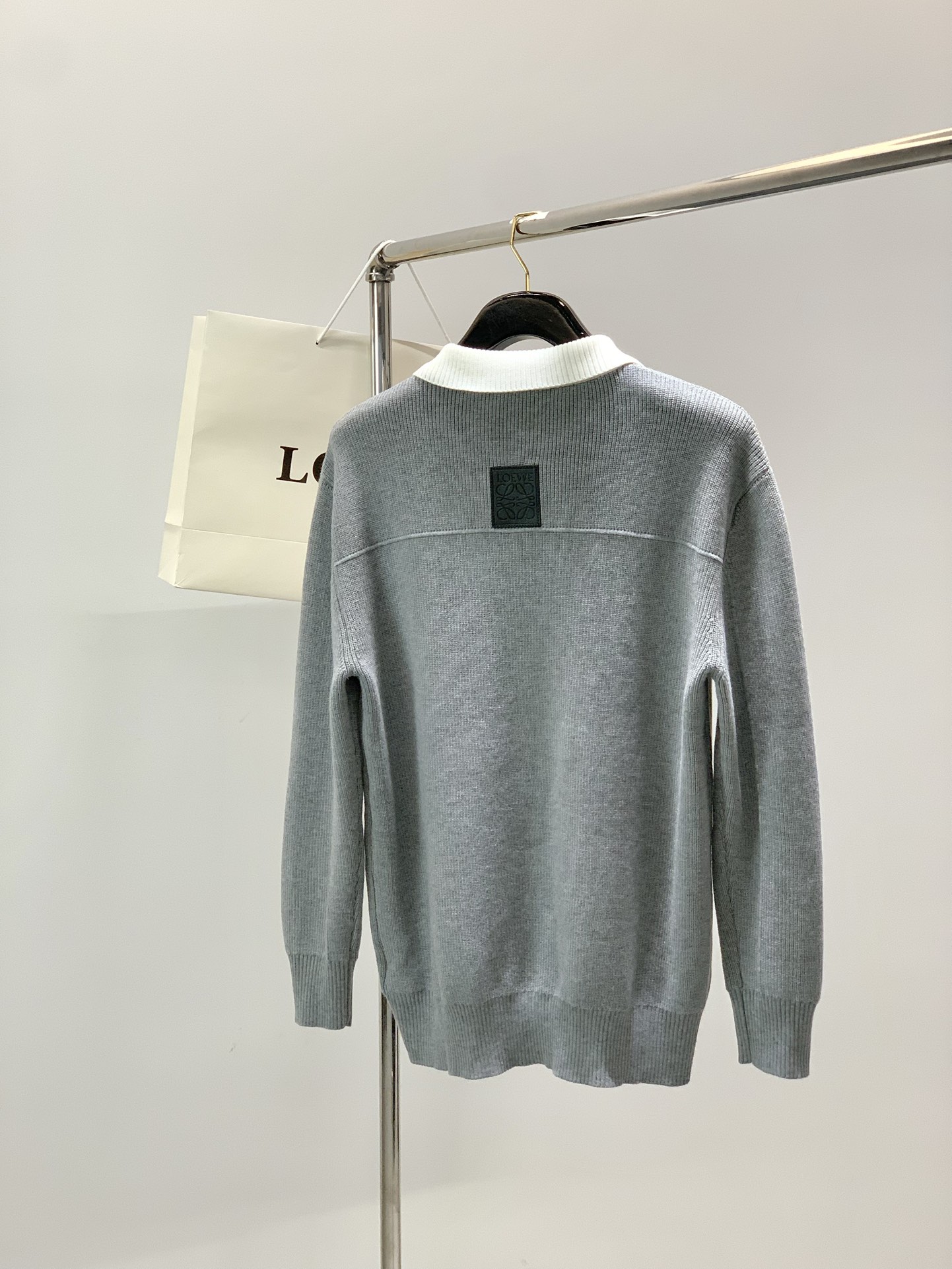 ，Loewe 罗意威，2025冬季最新款，专柜同步有售，原单狠货，时尚休闲针织翻领毛衣，上身很有特点！吸