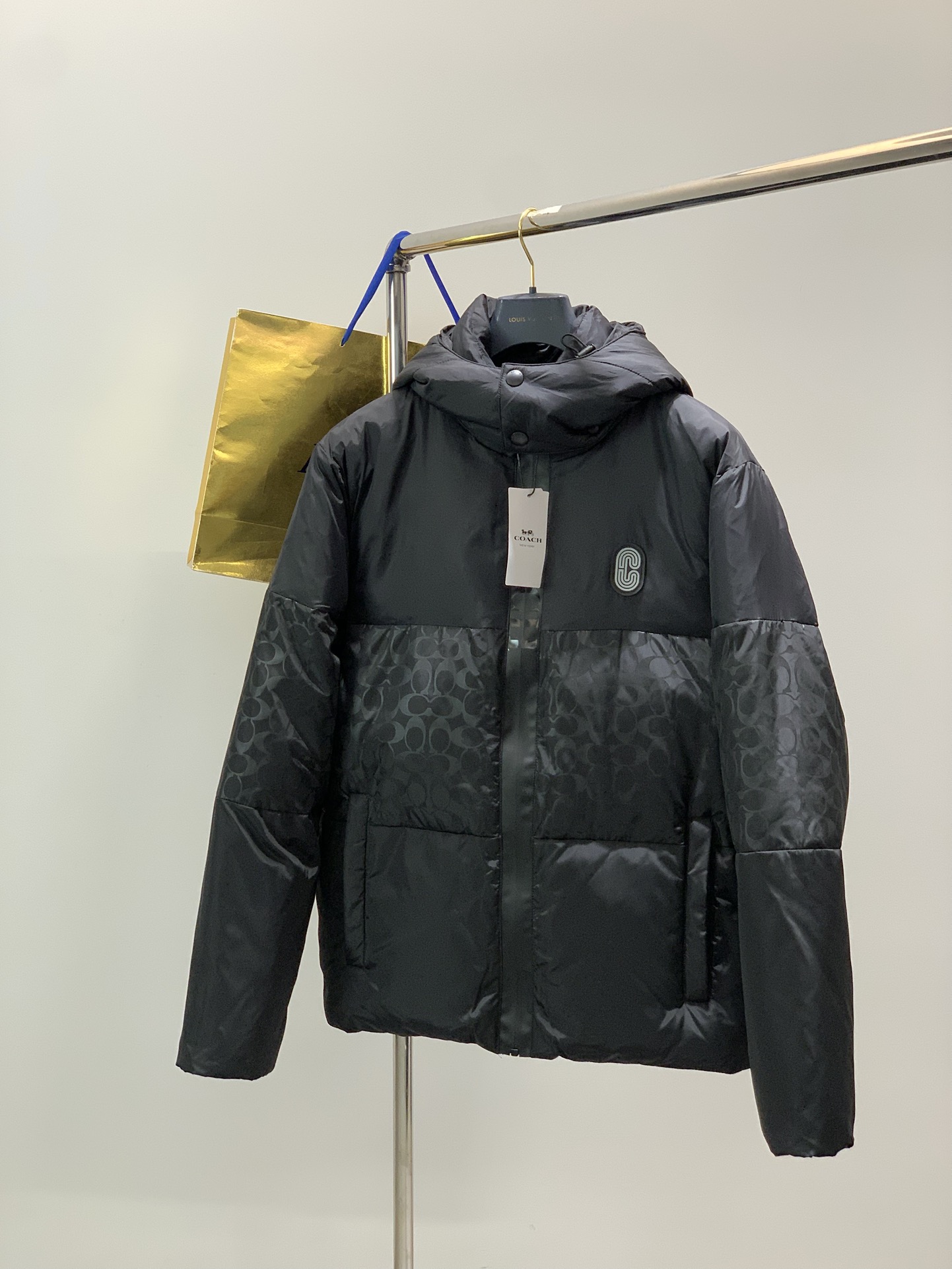 NO:653826,,Coach/蒄Chi men's classic fashionable silver C-label color-blocking down jacket bread jacket with removable hood!  !  This is the most prominent feature of this down jacket. It uses black as the main color, with a spliced design in the middle part of the body, and is decorated with an eye-catching 'C' logo, which is highly recognizable for the brand. The color matching and 'C' logo design avoid the monotony of the solid-color down jacket, adding a sense of fashion and brand value. The C family's exclusive waterproof letter zipper is equipped with a three-dimensional silicone zipper puller, which is in good condition. The pockets also use the Kou family's waterproof zipper black and white polka-dot tail cord.  The front chest logo is also C's exclusive glossy silver color, which is more in line with the calm temperament of men. The cuffs and hem are designed with windproof cuffs to keep the upper body warmer. The hood is detachable and provides two wearing styles to adapt to different weather and occasions, which is very practical. Filled with 90 white duck down, it provides good thermal insulation performance and is suitable for autumn and winter wear. Classic version, neat and stylish, easy to match. Applicable scenarios · Daily commuting in autumn and winter · Leisure travel and travel ·  Non-extremely cold weather outdoor activities Size M-2XL M Shoulder width 48 Bust 118 Clothing length 71 Recommended about 130 L Shoulder width 49 Bust 122 Clothing length 73 Recommended about 150  coats,down jacket,hats,alexander wang19860909,Coach/蒄驰 男士经典时尚流光银C标拼色羽绒服面包服外套可脱卸帽！！ 这是这款羽绒服最突出的特点.采用黑色为主色调,衣身中间部分拼接设计,并饰有醒目的 “C”字Logo,极具品牌辨识度. 拼色和“C”字Logo设计避免了纯色羽绒服的单调,增添了时尚感和品牌价值. C家独家的防水字母拉链配上立体硅胶拉链头,品相很好. 口袋也沿用寇家的防水拉链黑白波点尾绳. 前胸标也是C家独家的流光银的颜色,更符合男性沉稳的气质. 袖口和下摆有防风收口设计,上身更保暖. 帽子可拆卸,提供两种穿着造型,适应不同的天气和场合,非常实用. 90白鸭绒填充,提供良好的保暖性能,适合秋冬季节穿着. 经典版型,利落有型,易于搭配. 适用场景 · 秋冬日常通勤 · 休闲出行、旅行 · 非极端寒冷天气下的户外活动 尺码M-2XL M 肩宽48胸围118 衣长71 建议130左右 L 肩宽49胸围122 衣长73 建议150左右 XL 肩宽50胸围126 衣长75 建议170左右 XXL肩宽51胸围130 衣长77 建议190左右,,coach,chanel,jackets & coats,down jacket,hats,alexander wang,Men's clothing