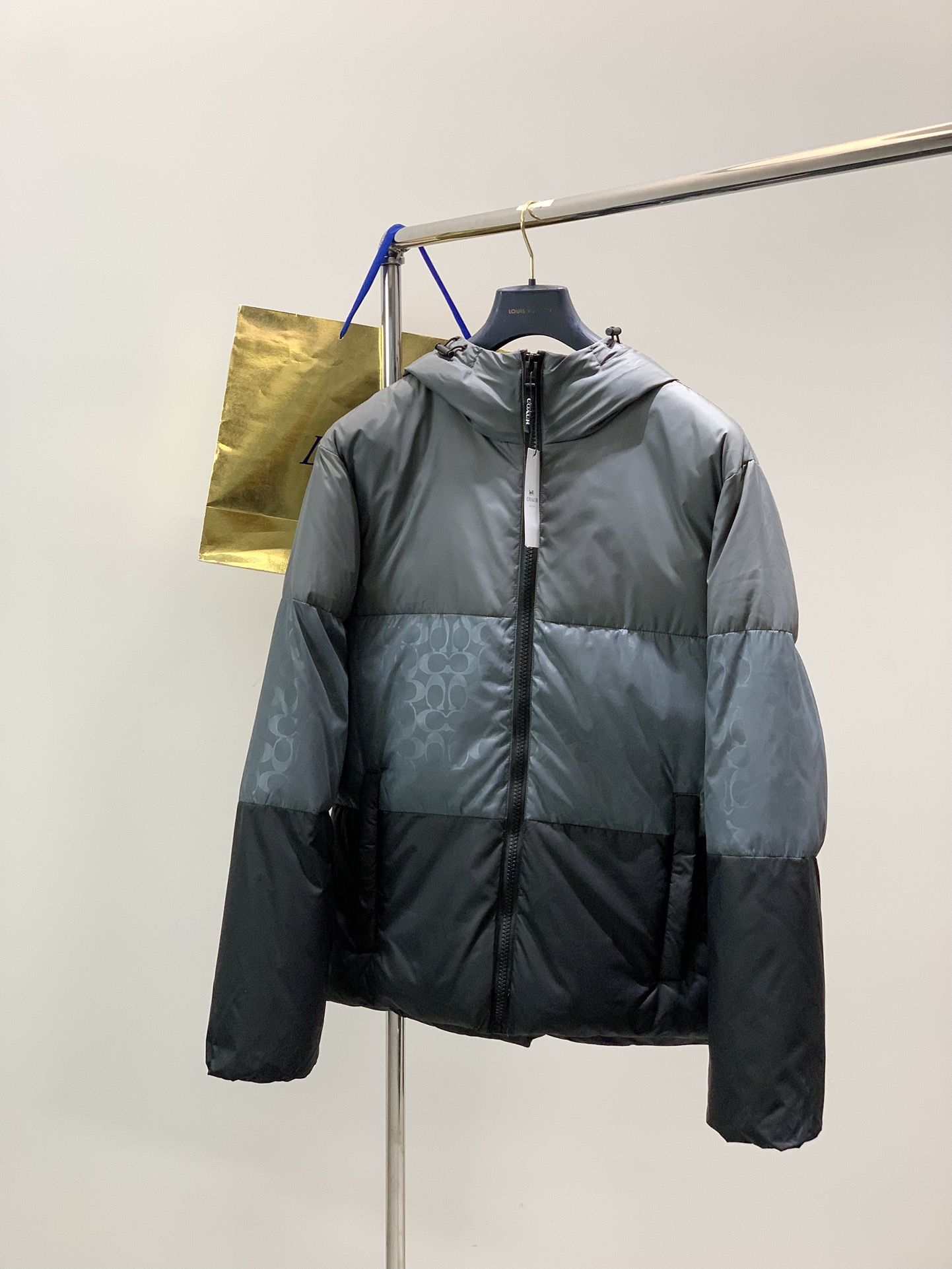 NO:653792,, COACH's new black and gray gradient men's down jacket, color-blocked classic hooded jacket!  !  !  This is the most eye-catching design of this down jacket. It uses a soft transition from black to gray to create a high-end, artistic visual effect, which is more fashionable than simple color block color matching. It adopts a gradient design, but the brand logo is still clear. Black and gray gradient. This color matching is very advanced, not only retaining the versatile and slimming characteristics of black, but also breaking the dullness through the gray gradient, making it appear more layered and individual.  The doors are disabled with Koujia web zippers, and the pockets also follow the design of Koujia zipper webbing. The shell is likely to be made of high-density windproof fabric, with water-repellent function. The lining should be soft and comfortable. · Details · Zipper main opening, with snap buttons or hidden placket. · Side zipper pockets or diagonal pockets. · Rib knit cuffs and hem, locking in heat and wind. Hooded design provides windproof and warm protection, and adds a sense of casual sports.  400 double-layer gallbladder, 90% cashmere content, and overall velvet filling of 320g. Warmth is a problem. Sizes M-2XL  XXL shoulder width 51, bust 130, clothing length 77, recommended around 190,,coach,coach,jackets & coats,down jacket,hats,alexander wang19860909,COACH蔻驰新款黑灰渐变色男士羽绒服拼色经典连帽外套！！！ 这是这款羽绒服最引人注目的设计. 它采用了从 黑色到灰色的柔和过渡,创造出一种高级的、富有艺术感的视觉效果,比单纯的色块拼色更具潮流感. 采用了渐变设计,但品牌标识依然清晰. 黑灰渐变.这种配色非常高级,既保留了黑色的百搭和显瘦特性,又通过灰色渐变打破了沉闷,显得更有层次和个性. 门禁用的蔻家织带拉链,口袋也沿用寇家的拉链织带的设计. 外壳 likely 采用高密度防风面料,具备防泼水功能.内衬应柔软舒适. · 细节  · 拉链主开口,搭配按扣或隐藏式门襟.  · 侧边拉链口袋或斜插口袋.  · 罗纹针织袖口和下摆,锁温防风. 连帽设计防风保暖保护,并增添休闲运动感. 400双层胆布.90的含绒量,整体充绒量高达320克.保暖不再话下. 尺码M-2XL M 肩宽48胸围118 衣长71 建议130左右 L 肩宽49胸围122 衣长73 建议150左右 XL 肩宽50胸围126 衣长75 建议170左右 XXL肩宽51胸围130 衣长77 建议190左右,,coach,coach,jackets & coats,down jacket,hats,alexander wang,Men's clothing