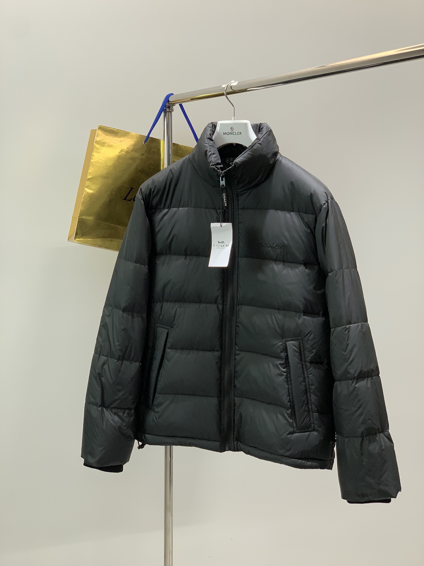 NO:653819,, COACH/Coach Outlet men's solid color down jacket down jacket is casual and comfortable for commuting!  !  Details Fabric Polyester fiber Lining Polyester fiber Filling 1:90 white duck down 10 white duck feather Filling 2: Polyester fiber Knitted rib 98 nylon 2 spandex Does not include decorative parts Zipper closure Zipper bag Machine washable This men's down jacket has a simple design in black and blue colors, with two vertical zipper pockets on the front, practical and layered.  The stand-up collar is windproof, filled with high-quality down, and has perfect warmth retention. The fabric is water-repellent, light and not bulky, and is suitable for commuting and leisure. The high down filling capacity of 320g makes it warm and fashionable in winter. Color black blue Size M-2XL M Shoulder width 48 Bust 116 Length 68 Recommend about 135 L Shoulder width 49 Bust 120 Length 70 Recommend about 155 XL  Shoulder width 50, bust 124, clothing length 72, recommended around 175. XXL shoulder width 51, bust 128, clothing length 74, recommended around 195,,coach,coach,jackets & coats,down jacket,alexander wang19860909,COACH/蔻驰奥莱男士纯色羽绒夹克羽绒服休闲舒适通勤！！ 细节 面料 聚酯纤维 里料 聚酯纤维 填充物 1:90白鸭绒 10 白鸭毛 填充物 2: 聚酯纤维 针织罗纹98 锦纶 2 氨纶 不包括装饰部分 拉链开合 拉链袋 机洗 这款男士羽绒服,黑蓝两色简约设计,正面两条垂直拉链口袋,实用又有层次感. 立领防风,填充高品质羽绒,保暖力满分器. 面料防泼水,轻盈不臃肿通勤休闲都很适合. 320g的高充绒量,冬季穿着既保暖又时髦. 颜色黑色 蓝色 尺码M-2XL M 肩宽48胸围116衣长68建议135左右 L 肩宽49胸围120衣长70建议155左右 XL 肩宽50胸围124衣长72建议175左右 XXL肩宽51胸围128衣长74建议195左右,,coach,coach,jackets & coats,down jacket,alexander wang,Men's clothing