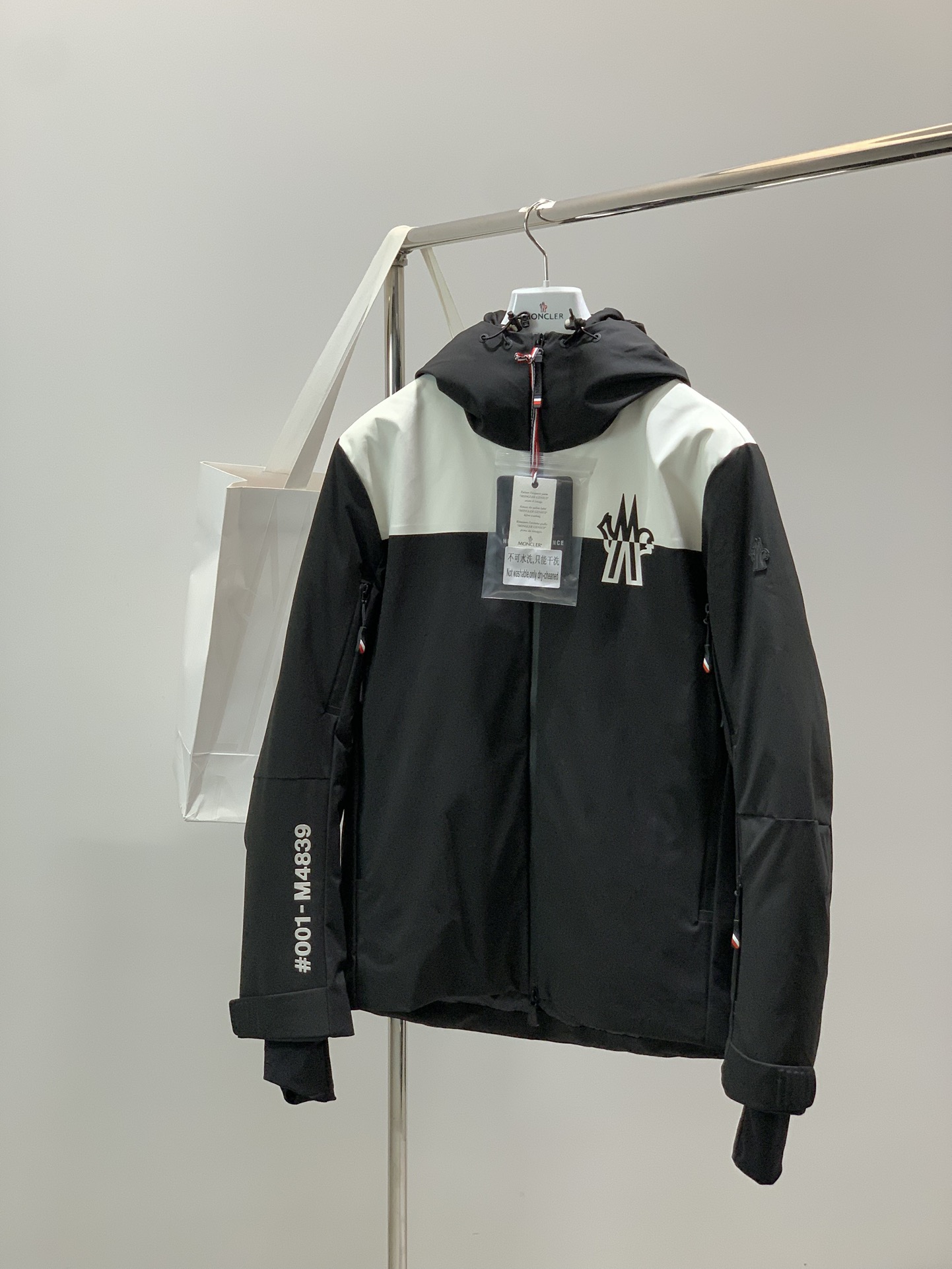 NO:653812,, Moncler Grenoble Curtis waterproof and windproof short warm hooded zipper long-sleeved down jacket!  !  Moncler Grenoble Black & White Curtis Down Jacket Lightweight stretch taffeta down jacket, DIST certified, waterproof, windproof and breathable design. · RECCO? Rescue reflector · Colorblock design · Elasticated drawstring hood · Stand collar · Two-way zip at front · Logo on chest and back · Zippered pockets · Sleeve zipper vents · Sleeve logo patch · Velcro tabs on cuffs  ·Inline jersey cuffs with thumbholes ·Inside zipper bag ·Inside snow skirt ·Full taffeta lining Original 1:1 customized hardware accessories are all imported and original customization Welcome to come in and compare Absolutely high quality Use top 95 white duck down Super soft Filled with fluffy and plump Super heavy fabric workmanship The perfect version Note that the fabric is super comfortable Exclusive model Non-market goods Men's size 1-2-3-4  Size 1, shoulder width 47, bust 112, dress length 72, recommended around 130. Size 2, shoulder width 48, bust 116, dress length 74, recommended around 150. Size 3, shoulder width 49, bust 120, dress length 76, recommended around 170. Size 4, shoulder width 50, bust 124, dress length 78, recommended around 190,,Moncler,skirts,jackets & coats,down  jacket,hats,alexander wang19860909,蒙口 Moncler Grenoble Curtis 防水防风短款保暖连帽拉链长袖羽绒服！！ Moncler Grenoble 黑色 & 白色 Curtis 羽绒夹克 轻量弹性塔夫绸羽绒夹克,DIST认证,防水、防风和透气设计. ·RECCO?救援反射器 ·拼色设计 ·松紧抽绳兜帽 ·立领 ·双向拉链前襟 ·胸部和背面饰有徽标 ·拉链袋 ·袖筒拉链开衩 ·袖筒徽标贴饰 ·袖口魔术贴袢 ·内嵌式平纹针织袖口,附有拇指孔 ·内附拉链袋 ·内附防雪裙 ·塔夫绸全衬里 原版1:1订制五金配件全进口原版定制 欢迎进柜对比 绝对的高品质 采用顶级95白鸭绒 超柔软 充羽量蓬松饱满 超级重面料做工杠杠的版型完美 注意面料超舒服 独家款 非市场货 男款尺码1-2-3-4 1码肩宽47 胸围112 衣长72 建议130左右 2码肩宽48 胸围116 衣长74 建议150左右 3码肩宽49 胸围120 衣长76 建议170左右 4码肩宽50 胸围124 衣长78 建议190左右,,Moncler,skirts,jackets & coats,down jacket,hats,alexander wang,Men's clothing