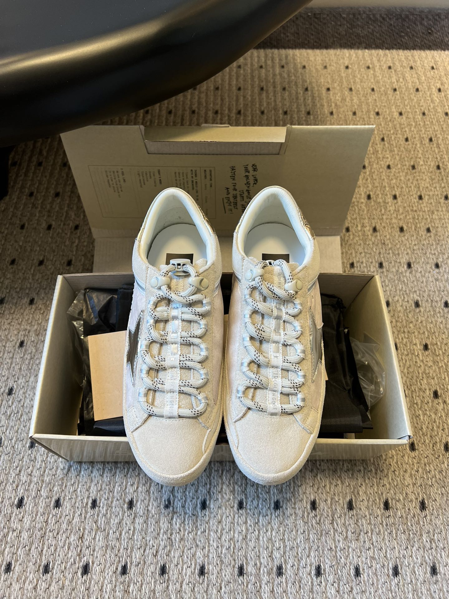 NO:668268,Top-quality GGD*Golden Goose star sneakers, casual shoes, continue the brand's iconic style of old dirty shoes, combined with the low-top shape of retro sneakers, the shoe shape is simple and neat; the classic star logo on the side is the core of brand recognition, and the thick shoelace design of outdoor style adds a sense of hierarchy.  The soft milk tea and off-white colors are chosen, and the low-saturation color matching is more versatile; the shoelaces are made of outdoor rope with a coarse texture, and the simple logos on the tongue and upper continue the brand's minimalist and retro tone. At the same time, the wrapping design of the shoe improves the wearing comfort. The upper is cow suede/cloth, the lining is sheepskin, the outsole is rubber, and the heel height is 2.5cm.  size 35-40 (customized sizes 40 are non-refundable), casual shoes/sports shoes, sneakers, sheepskin19860909顶级品质 GGD*Golden Goose 星星运动鞋板鞋休闲鞋 延续品牌标志性的做旧脏脏鞋风格,结合复古板鞋的低帮造型,鞋型简约利落；侧边经典的星星标识是品牌辨识度核心,同时融入户外风的粗鞋带设计,增添层次感. 选用柔和的奶茶色、米白色系,低饱和度配色更显百搭；鞋带采用粗织纹理的户外风绳带,鞋舌与鞋帮处的简约标识,延续品牌极简又复古的调性,同时鞋型的包裹性设计提升了穿着舒适度. 鞋面牛反绒/布 内里羊皮 大底橡胶大底 跟高2.5cm size35-40码（40码定制不退换）,休闲鞋/运动鞋,sneakers,sheepskin,Women's Shoes