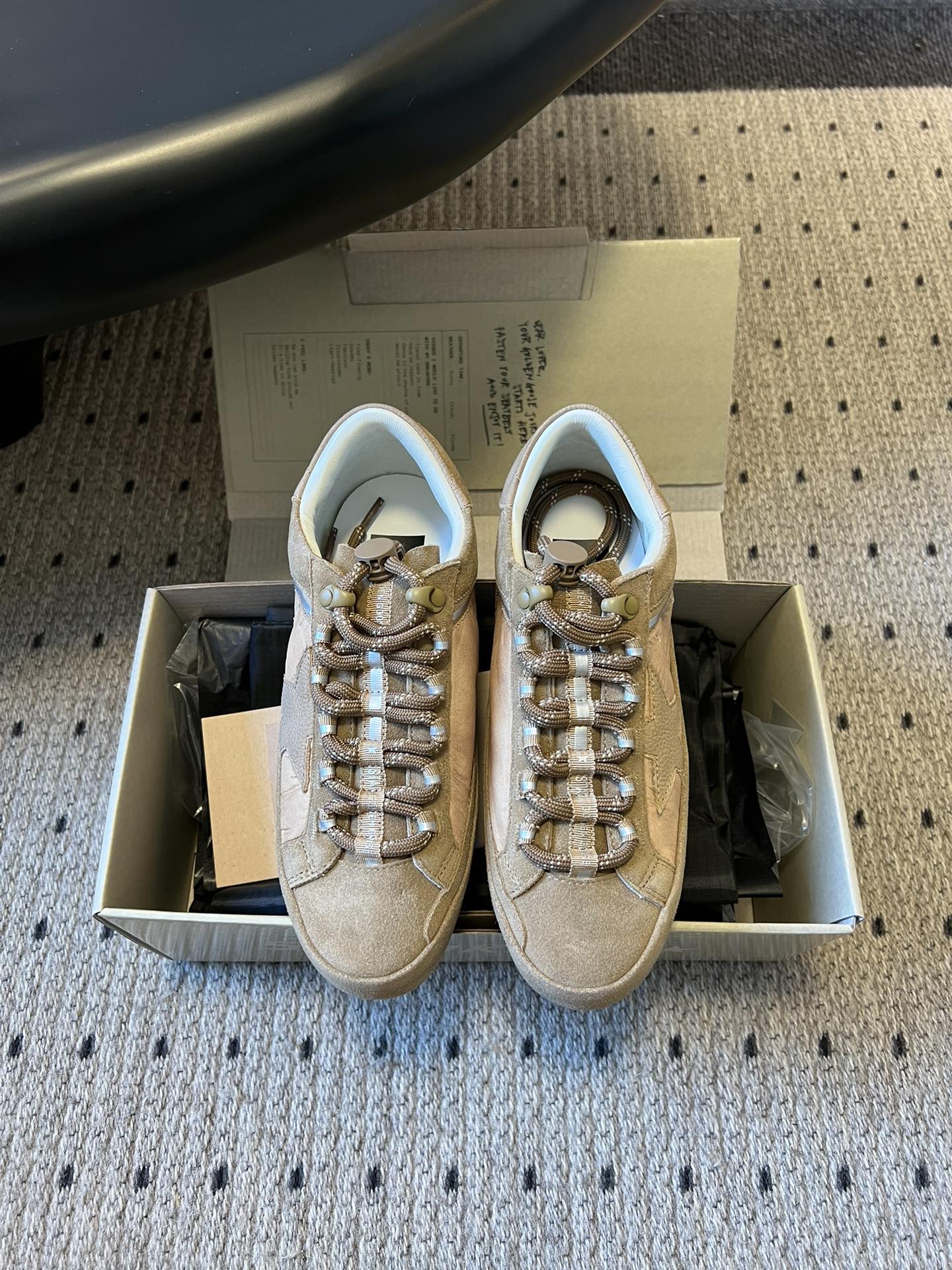 NO:669773,GGD*Golden Goose star sneakers, casual shoes, continue the brand's iconic style of old dirty shoes, combined with the low-top shape of retro sneakers, the shoe shape is simple and neat; the classic star logo on the side is the core of brand recognition, and the thick shoelace design of outdoor style adds a sense of hierarchy.  The soft milk tea and off-white colors are chosen, and the low-saturation color matching is more versatile; the shoelaces are made of outdoor rope with a coarse texture, and the simple logos on the tongue and upper continue the brand's minimalist and retro tone. At the same time, the wrapping design of the shoe improves the wearing comfort. The upper is cow suede/cloth, the lining is sheepskin, the outsole is rubber, and the heel height is 2.5cm.  size 35-40 (customized sizes 40 are non-refundable), casual shoes/sports shoes, sneakers, sheepskin19860909GGD*Golden Goose 星星运动鞋板鞋休闲鞋 延续品牌标志性的做旧脏脏鞋风格,结合复古板鞋的低帮造型,鞋型简约利落；侧边经典的星星标识是品牌辨识度核心,同时融入户外风的粗鞋带设计,增添层次感. 选用柔和的奶茶色、米白色系,低饱和度配色更显百搭；鞋带采用粗织纹理的户外风绳带,鞋舌与鞋帮处的简约标识,延续品牌极简又复古的调性,同时鞋型的包裹性设计提升了穿着舒适度. 鞋面牛反绒/布 内里羊皮 大底橡胶大底 跟高2.5cm size35-40码（40码定制不退换）,休闲鞋/运动鞋,sneakers,sheepskin,Women's Shoes