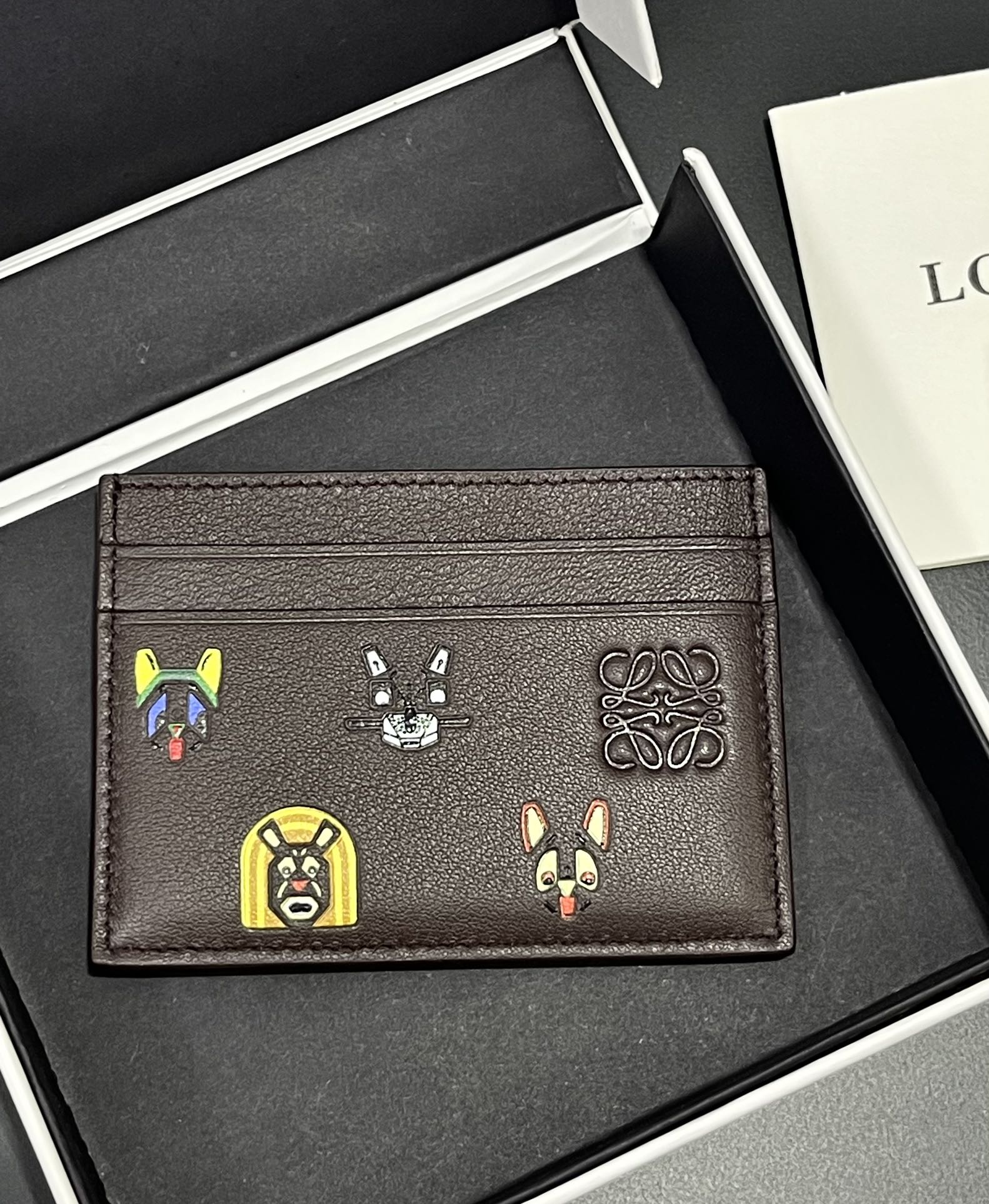 NO:674454,Limited edition LOEWE Louis Wain co-branded card holder!  Dark brown cowhide + fun cat pattern, childlike and artistic. Inspired by the anthropomorphic cats of British illustrator Louis Wain!  Style number 3827 size 107.5, Loewe wallet, louis vuitton, loewe, loewe, wallets, cowhide19860909限定款LOEWE Louis Wain联名卡包！ 深棕色牛皮+趣味猫咪图案,童趣又有艺术感.灵感源自英国插画师Louis Wain的拟人猫咪！ 款号3827尺寸107.5,罗意威钱包,louis vuitton,loewe,loewe,wallets,cowhide,欧美剧