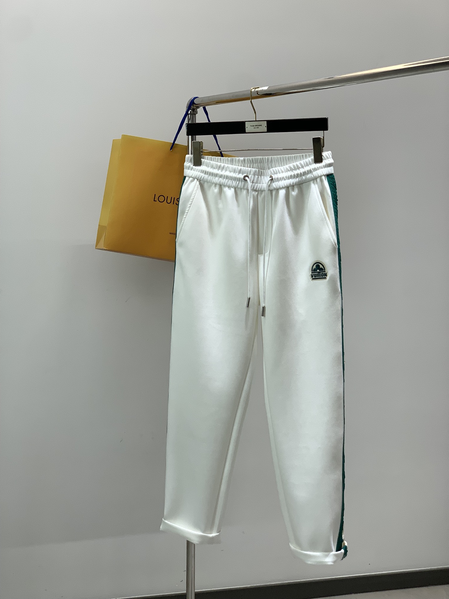 NO:653847,, LV drawstring white casual trousers, fashion series, unique design, drawstring casual trousers, yarn dyeing and spinning started. A major domestic factory exports to Japan and supplies fabrics of several top brands. It feels soft and waxy, quite wide and stylish, solving the problem of discoloration after washing. The pants are neat and elegant, sizes M-4XL, Louis Vuitton, Alexander Wang19860909,LV 抽绳白色休闲裤 时尚系列,独特设计,抽绳休闲长裤 订纱开始订染和订纺. 国内某大厂出口日本 和供应几大顶级品牌的面料. 手感软糯 , 挺阔有型 , 解决 , 洗涤变色的问题. 裤型利落大气 , 尺码M-4XL,,louis vuitton,alexander wang,Men's clothing