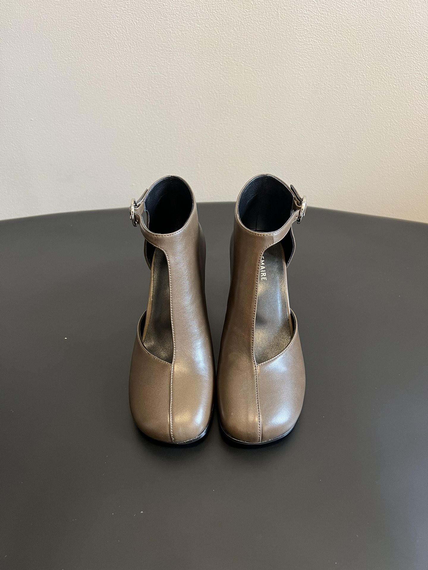 NO:653393,Lemair* square round toe, thick heel, hollow short boots and high heel boots adopt a combination of square round toe + thick heel. The shoe shape is a fusion of short boots and shallow mouth single shoes. The upper is made with a hollow V-shaped cut, and is decorated with a metal ring buckle on the back ankle. The lines are simple and functional, and the thick heel design takes into account both stability and aura.  It focuses on low-saturated milk tea brown and dark gray, which are classic minimalist colors; it continues LEMAIRE's consistent minimalist and French lazy style. The design emphasizes the balance between practicality and styling, and the details show the niche and light luxury tone. Calfskin upper, sheepskin lining, leather outsole, 6cm higher  size 35-40 (customized sizes 40 are non-refundable), boots, cowhide, sheepskin, Leather soles19860909Lemair*方圆头粗跟镂空短靴高跟靴 采用方圆头+粗跟的组合,鞋型是短靴与浅口单鞋的融合款,鞋帮处做了镂空V型剪裁,搭配后踝的金属环扣装饰,线条简约又带有机能感,粗跟设计兼顾了稳定性与气场. 主打低饱和的奶茶棕与深灰色,是极简风的经典配色；延续了LEMAIRE一贯的极简主义与法式慵懒风格,设计强调实穿性与造型感的平衡,细节处尽显小众轻奢的调性. 鞋面小牛皮 内里羊皮 大底真皮大底 增高6cm size35-40码（40码定制不退换）,靴子,boots,cowhide,sheepskin,Leather soles,Women's Shoes