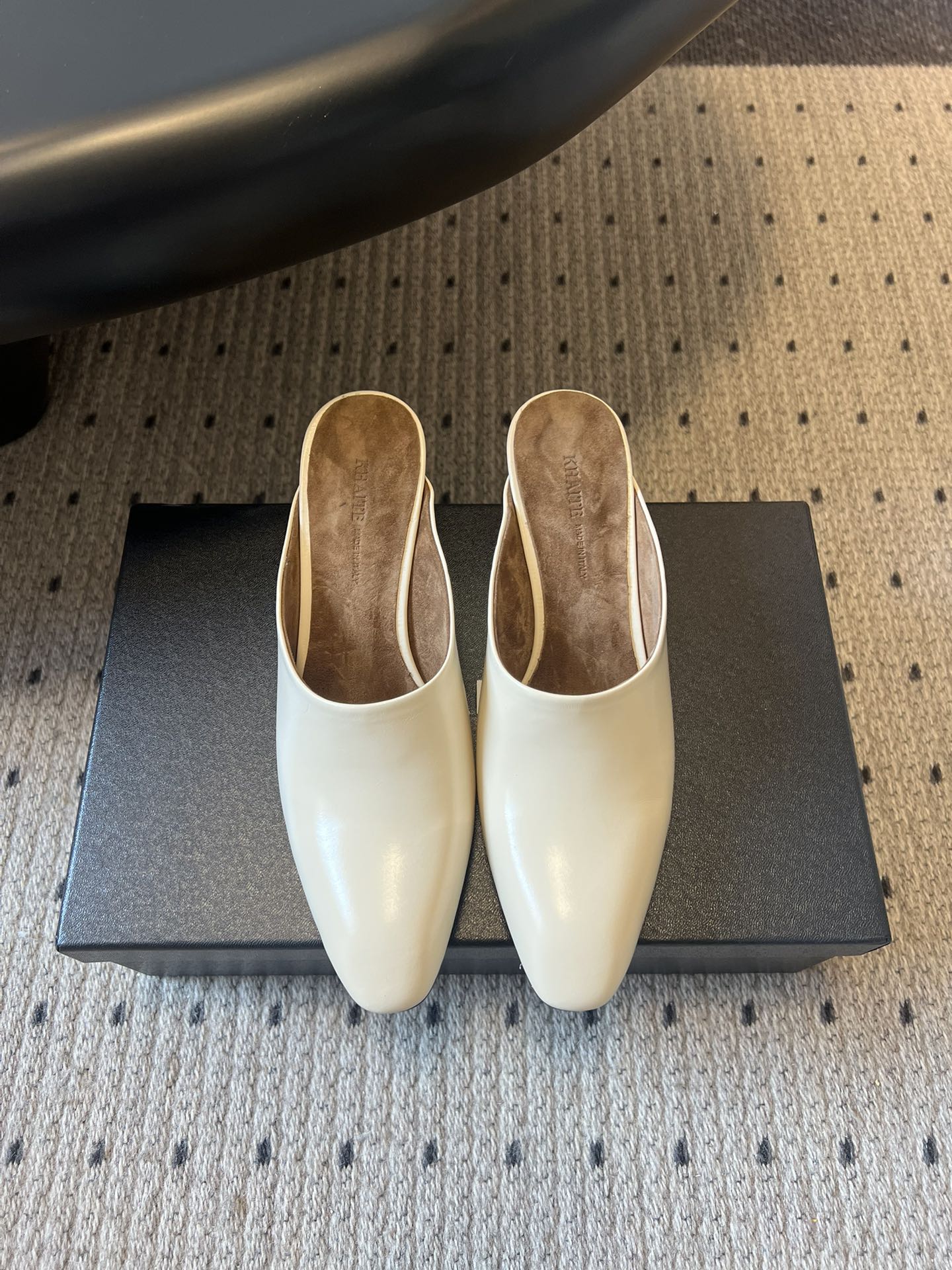 NO:705861,Top quality Khati* autumn and winter retro pointed toe thick heel mules and slippers. It adopts a pointed toe mules shape and a half-mug design without a heel, which is easy to put on and take off. The low heel structure takes into account both fashion and comfort. The upper is made of imported cowhide, and the lining and insole are made of sheepskin, which is soft and skin-friendly. It adopts a minimalist and high-end style without complicated decorations. The colors are classic black, off-white, and burgundy. It is highly versatile and can be adapted to various wear scenarios such as leisure and commuting.  Upper cowhide, inner lining, leather outsole, heel height 5cm, size 35-40 (customized size 40 is not returnable), half drag, slippers, cowhide, sheepskin, sheep, Leather soles19860909顶级品质 Khati*秋冬款复古尖头粗跟穆勒鞋拖鞋单鞋 采用尖头包头穆勒拖造型,无后跟的半拖设计,穿脱便捷；低跟结构,兼顾时尚与舒适度.鞋面为进口牛皮,内里和鞋垫用羊皮,触感柔软亲肤； 走极简高级风,无复杂装饰,配色为经典的黑色、米白色、酒红色,百搭性强,可适配休闲、通勤等多种穿搭场景. 鞋面牛皮 内里羊京 大底真皮大底 跟高5cm size35-40码（40码定制不退换）,半拖,slippers,cowhide,sheepskin,sheep,Leather soles,Women's Shoes