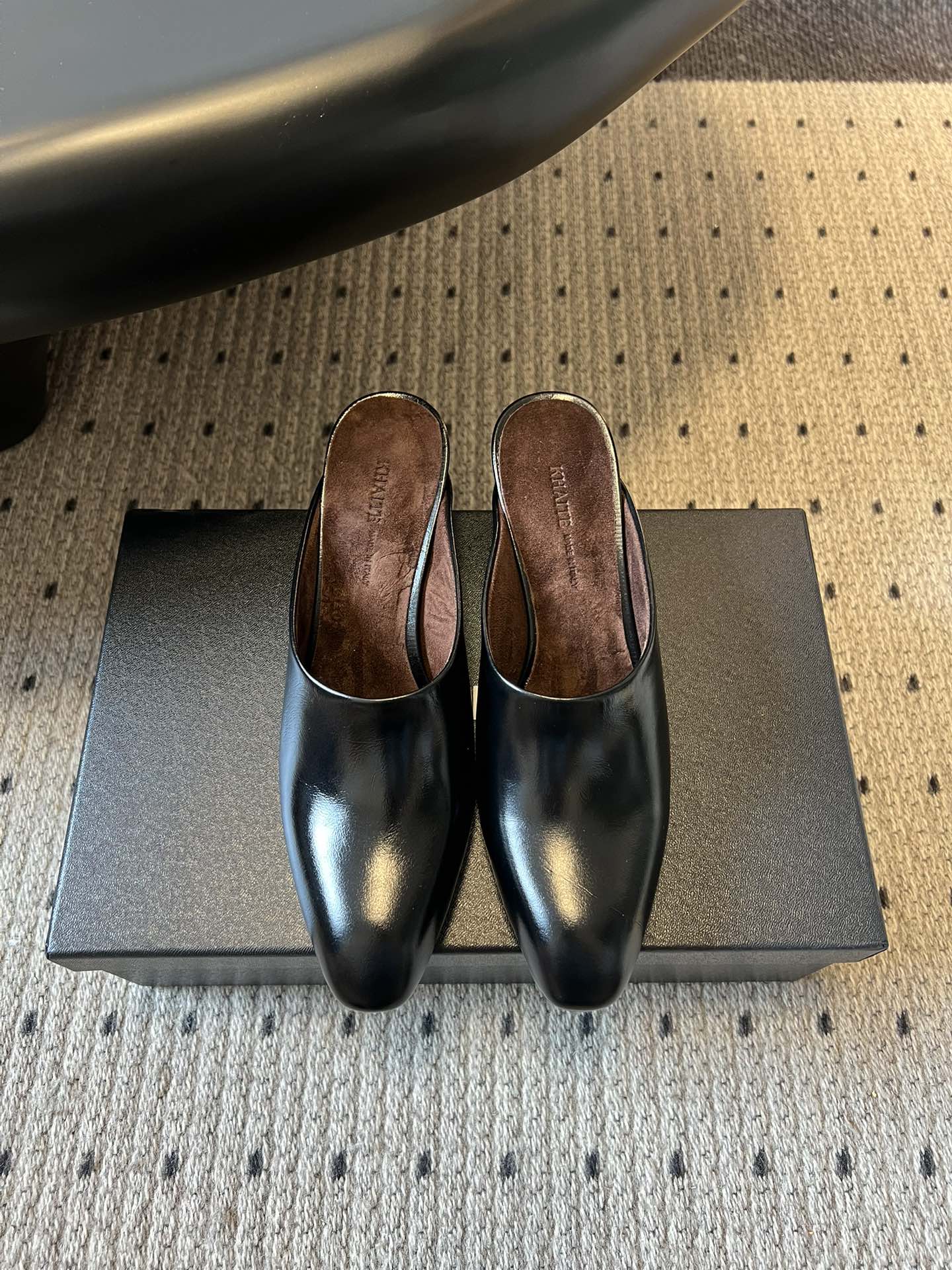 NO:653400,Khati* autumn and winter retro pointed toe thick heel mules and slippers adopt a pointed toe mules shape and a half-mug design without a heel, which is easy to put on and take off; the low-heeled structure takes into account both fashion and comfort. The upper is imported cowhide, and the lining and insole are made of sheepskin, which is soft and skin-friendly; it adopts a minimalist high-end style, without complicated decorations, and the color is classic black, off-white, and burgundy. It is highly versatile and can be adapted to various wear scenarios such as leisure and commuting.  Upper cow leather, inner lining, genuine leather outsole, heel height 5cm, size 35-40 (customized size 40 is non-returnable), semi-sliding high heels, high heels, slippers, cowhide, sheepskin, sheep, Leather soles19860909Khati*秋冬款复古尖头粗跟穆勒鞋拖鞋单鞋 采用尖头包头穆勒拖造型,无后跟的半拖设计,穿脱便捷；低跟结构,兼顾时尚与舒适度.鞋面为进口牛皮,内里和鞋垫用羊皮,触感柔软亲肤； 走极简高级风,无复杂装饰,配色为经典的黑色、米白色、酒红色,百搭性强,可适配休闲、通勤等多种穿搭场景. 鞋面牛皮 内里羊京 大底真皮大底 跟高5cm size35-40码（40码定制不退换）,半拖高跟鞋,high heels,slippers,cowhide,sheepskin,sheep,Leather soles,Women's Shoes