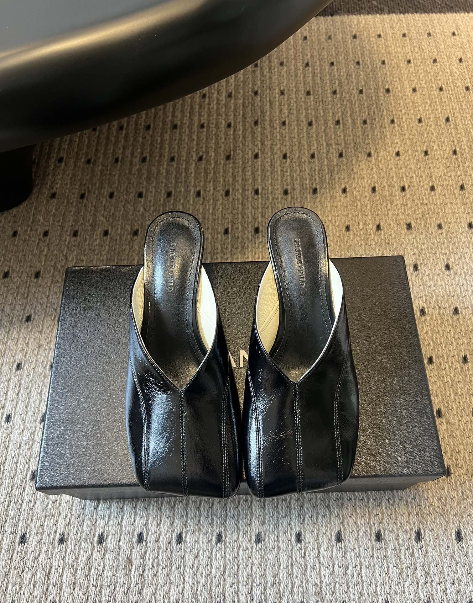 NO:653408,Phoebe Phil* high-heeled mules and half-slipper shoes adopt the ultimate square-toe mules shape, with tough and highly recognizable toe lines; the upper has a spliced stitching design, with a mid-low heel wedge structure, which has both styling and wearing stability; the heelless half-mules design is easy to put on and take off. Continuation of Phoebe  Philo's iconic minimalist avant-garde style abandons superfluous decoration and creates texture only through lines and materials; the colors are classic black and burgundy, high-end and highly recognizable, suitable for niche avant-garde, minimalist commuting and other dressing styles. Upper cowhide leather lining sheepskin outsole genuine leather outsole Heel height 5cm size 35-40 (40 size customization is non-refundable), half-slip heels, high heels, slippers, cowhide, sheepskin, Leather soles19860909Phoebe Phil*高跟穆勒鞋半拖鞋单鞋 采用极致方头的包头穆勒拖造型,鞋头线条硬朗且极具辨识度；鞋面有拼接缝线设计,搭配中低跟的坡跟结构,兼具造型感与穿着稳定性；无后跟的半拖设计,穿脱便捷. 延续Phoebe Philo标志性的极简先锋风,摒弃多余装饰,仅通过线条和材质塑造质感；配色为经典的黑色、酒红色,高级且极具辨识度,适配小众先锋、极简通勤等穿搭风格. 鞋面牛皮 内里羊皮 大底真皮大底 跟高5cm size35-40码（40码定制不退换）,半拖高跟鞋,high heels,slippers,cowhide,sheepskin,Leather soles,Women's Shoes