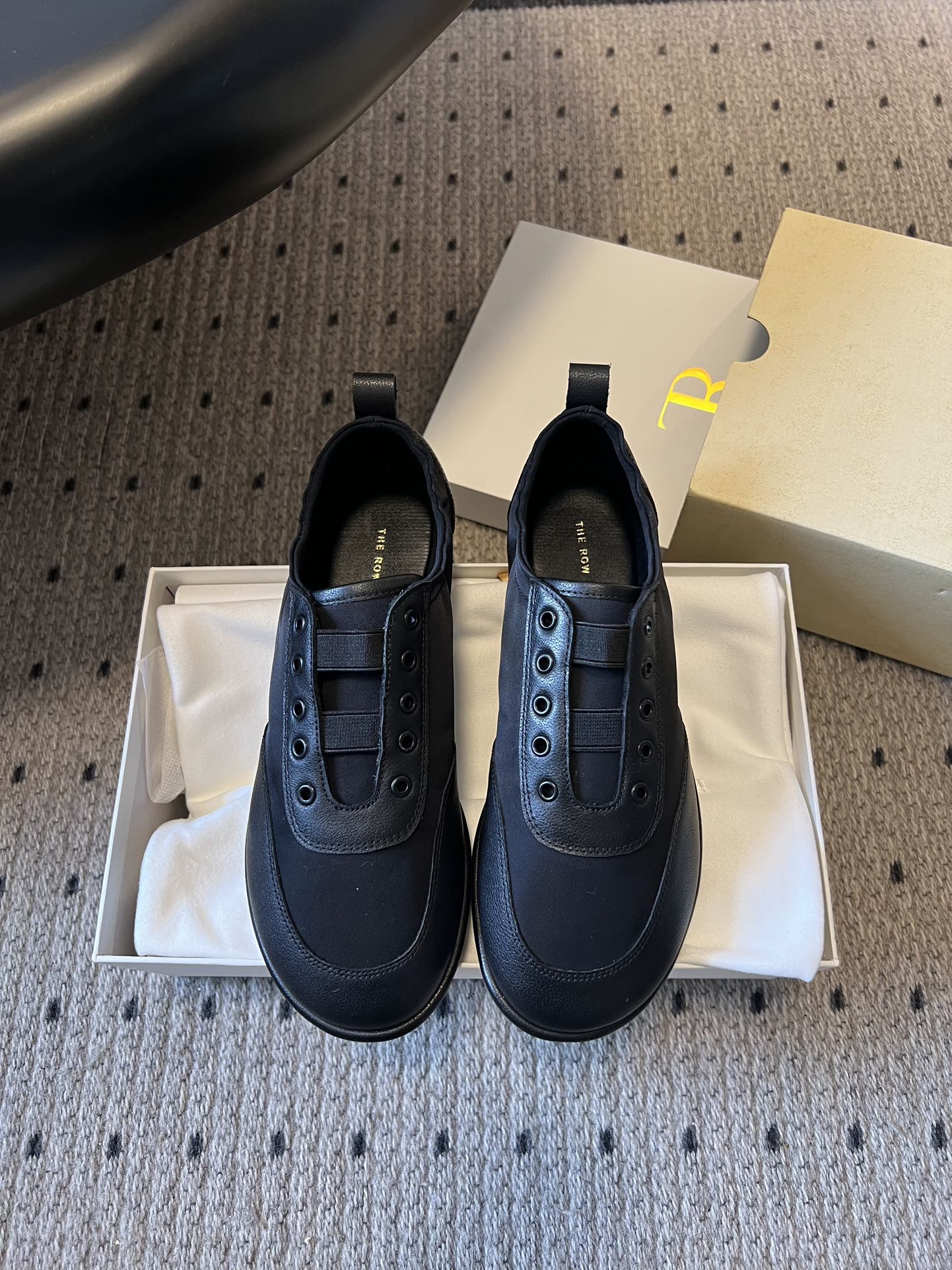 NO:653421,Purchasing agent grade, Dongguan factory high quality The Ro* 25ss new minimalist flat-soled elastic webbing loafer casual shoes. Made of high-quality calfskin leather, soft and breathable. Some styles are unlined and have a stronger skin fit. Round-toe shoe last design, widened shoe body and slight slope on the inside, not squeezing the foot but also visually slimming, suitable for a variety of foot types.  The traditional shoelaces are eliminated and elastic webbing design is used instead. It can be put on and taken off with one step, taking into account practicality and simplicity. The main color is black, off-white and other neutral low-saturated colors, continuing the brand's minimalist aesthetic of 'low-key luxury' and suitable for various wearing scenarios such as leisure and commuting. The upper is imported vegetable tanned calfskin/nylon, the lining is sheepskin, the outsole is TPU, and the heel height is 2cm.  size 35-40 (customized sizes 40 are non-refundable), casual shoes/sports shoes, loafers, sneakers, cowhide, sheepskin19860909代购级 莞厂高品质 The Ro* 25ss新款极简平底弹力织带乐福鞋休闲鞋 采用小牛皮优质皮革,触感柔软且透气,部分款式为无内里设计,贴肤感更强.圆头鞋楦设计,鞋身加宽且内侧带微坡度,不挤脚还能视觉显瘦,适配多种脚型. 取消传统鞋带,改用弹力织带设计,一脚蹬即可穿脱,兼顾实用性与简约感.主打黑、米白等中性低饱和色调,延续品牌“低调奢华”的极简美学,适配休闲、通勤等多种穿搭场景. 鞋面进口植鞣小牛皮/尼龙 内里羊皮 大底TPU大底 跟高2cm size35-40码（40码定制不退换）,休闲鞋/运动鞋,loafers,sneakers,cowhide,sheepskin,Women's Shoes