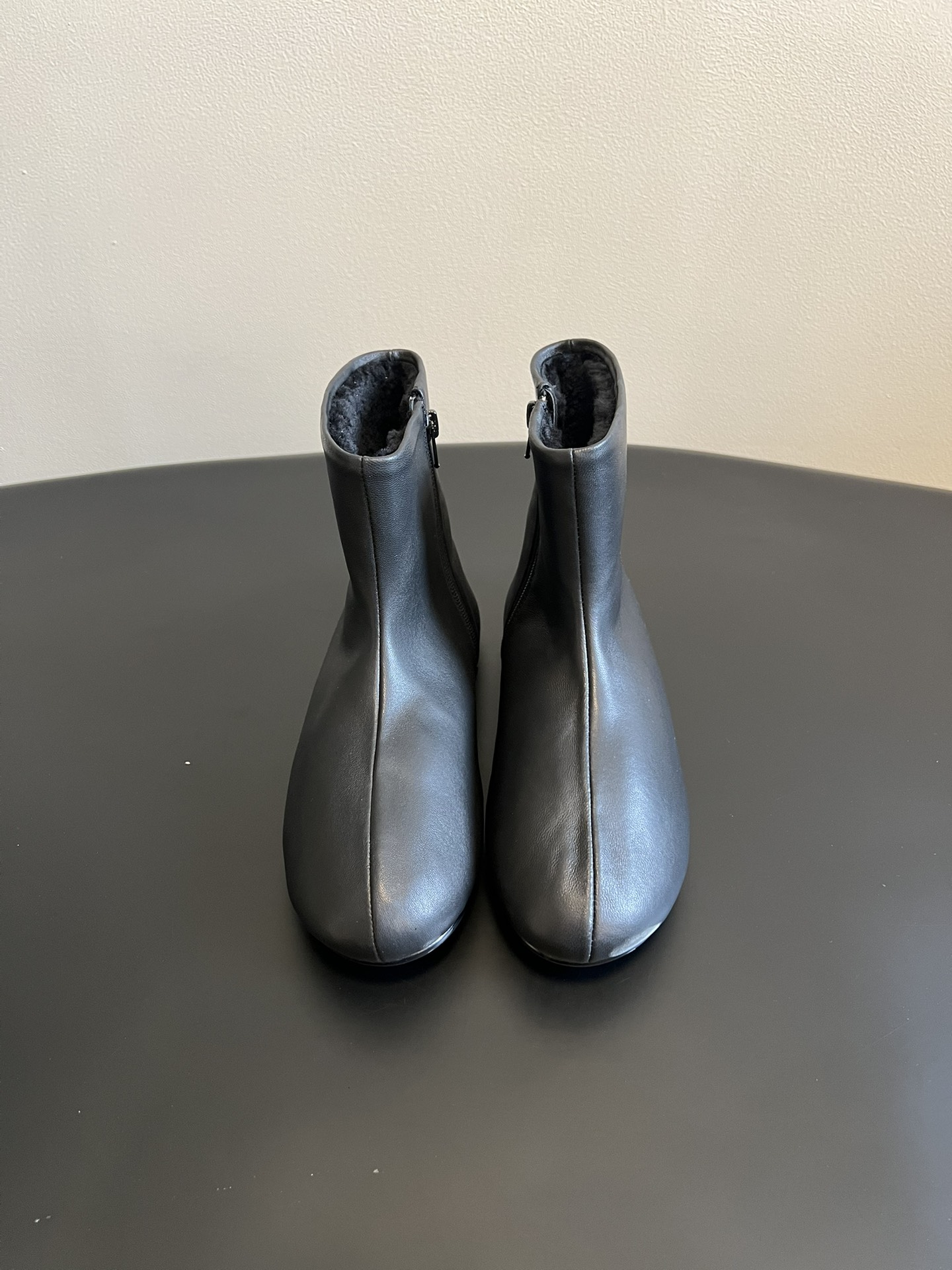 NO:653413,Purchasing agent grade, Dongguan factory high quality The Ro* 25ss new minimalist flat leather short boots for autumn and winter. They adopt an oval-shaped shoe last, with smooth lines and not squeezing the feet. The boot shaft is a narrow tube design that fits the ankle, which can visually lengthen the leg line and neatly show the slimness of the legs. The side zipper opening and closing design makes it easy to put on and take off; the basic flat version takes into account the comfort of daily walking without unnecessary decoration, which is in line with the brand's 'less is more' design concept.  Mainly in classic black, dark brown, caramel brown and other earth tones, low saturation and versatile, suitable for all styles of autumn and winter, from casual to commuting. The upper and sole are finely connected, and the inner lining of the boot shaft is made of soft leather, which is comfortable against the skin and does not rub the feet. The upper is imported lambskin, the lining is imported Australian lamb wool, the outsole is rubber, the heel height is 1cm, size 35-40 (40 size customization is not returnable), boots, boots, sheepskin19860909代购级 莞厂高品质 The Ro* 25ss秋冬新款极简平底皮革短靴 采用鹅蛋形鞋楦,线条流畅且不挤脚,靴筒为贴合脚踝的窄筒设计,视觉上能拉长腿部线条,利落显腿细.侧拉链开合设计,穿脱便捷；平底的基础版型,兼顾日常行走的舒适度,无多余装饰,契合品牌“少即是多”的设计理念. 主打经典黑、深棕、焦糖棕等大地色系,低饱和且百搭,适配秋冬各类穿搭风格,从休闲到通勤都能驾驭.鞋帮与鞋底的衔接工艺精细,靴筒内里为软皮材质,贴肤舒适不磨脚. 鞋面进口小羊皮 内里进口澳洲羊羔毛 大底橡胶大底 跟高1cm size35-40码（40码定制不退换）,靴子,boots,sheepskin,Women's Shoes