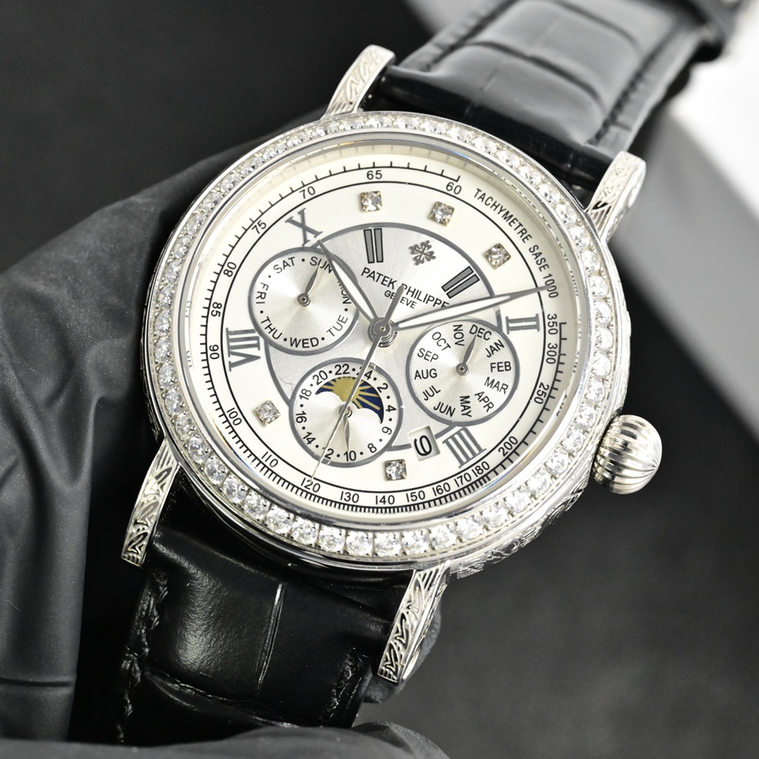 百达翡丽Patek Philippe复杂功能系列-纯手工-雕花腕表-惊艳登场，42毫米的表径适配大众男性手寸，非常商务可亦休闲。整表表壳手工雕刻花纹，视觉冲击力强，令人过目不忘，实物质感更加优美。     
1⃣️搭配进口9100多功能机芯【非市场普通国产机芯】（零返修）功能（24小时,星期/星辰/月份）此腕表拥有38-48小时动力储备.
2⃣️进口316L精钢，采用18k品质炉内真空电镀！
3⃣️搭配独家定制方形鳞纹牛皮表带
4⃣️耐磨防刮蓝宝石玻璃镜面！
5⃣️30米生活防水等级.
百达翡丽（Patek Philippe） 简约而不简单！实物拍摄品质如一！