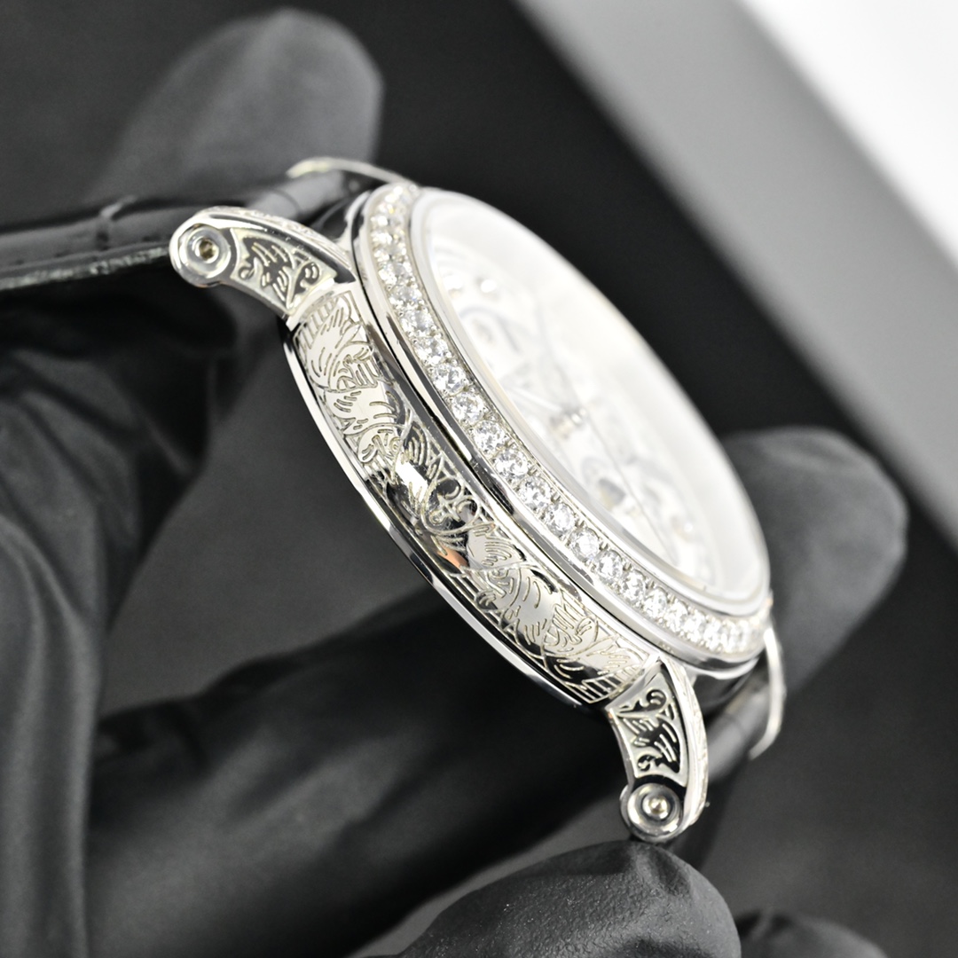 百达翡丽Patek Philippe复杂功能系列-纯手工-雕花腕表-惊艳登场，42毫米的表径适配大众男性手寸，非常商务可亦休闲。整表表壳手工雕刻花纹，视觉冲击力强，令人过目不忘，实物质感更加优美。     
1⃣️搭配进口9100多功能机芯【非市场普通国产机芯】（零返修）功能（24小时,星期/星辰/月份）此腕表拥有38-48小时动力储备.
2⃣️进口316L精钢，采用18k品质炉内真空电镀！
3⃣️搭配独家定制方形鳞纹牛皮表带
4⃣️耐磨防刮蓝宝石玻璃镜面！
5⃣️30米生活防水等级.
百达翡丽（Patek Philippe） 简约而不简单！实物拍摄品质如一！