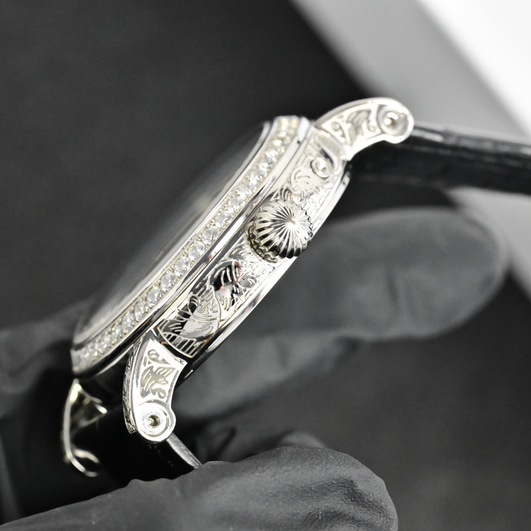百达翡丽Patek Philippe复杂功能系列-纯手工-雕花腕表-惊艳登场，42毫米的表径适配大众男性手寸，非常商务可亦休闲。整表表壳手工雕刻花纹，视觉冲击力强，令人过目不忘，实物质感更加优美。     
1⃣️搭配进口9100多功能机芯【非市场普通国产机芯】（零返修）功能（24小时,星期/星辰/月份）此腕表拥有38-48小时动力储备.
2⃣️进口316L精钢，采用18k品质炉内真空电镀！
3⃣️搭配独家定制方形鳞纹牛皮表带
4⃣️耐磨防刮蓝宝石玻璃镜面！
5⃣️30米生活防水等级.
百达翡丽（Patek Philippe） 简约而不简单！实物拍摄品质如一！