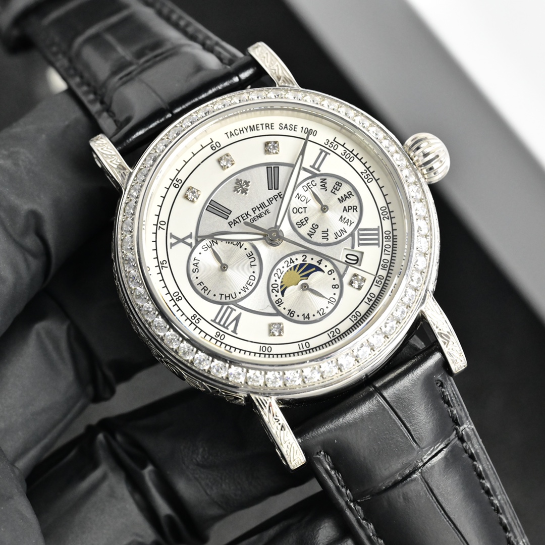 百达翡丽Patek Philippe复杂功能系列-纯手工-雕花腕表-惊艳登场，42毫米的表径适配大众男性手寸，非常商务可亦休闲。整表表壳手工雕刻花纹，视觉冲击力强，令人过目不忘，实物质感更加优美。     
1⃣️搭配进口9100多功能机芯【非市场普通国产机芯】（零返修）功能（24小时,星期/星辰/月份）此腕表拥有38-48小时动力储备.
2⃣️进口316L精钢，采用18k品质炉内真空电镀！
3⃣️搭配独家定制方形鳞纹牛皮表带
4⃣️耐磨防刮蓝宝石玻璃镜面！
5⃣️30米生活防水等级.
百达翡丽（Patek Philippe） 简约而不简单！实物拍摄品质如一！