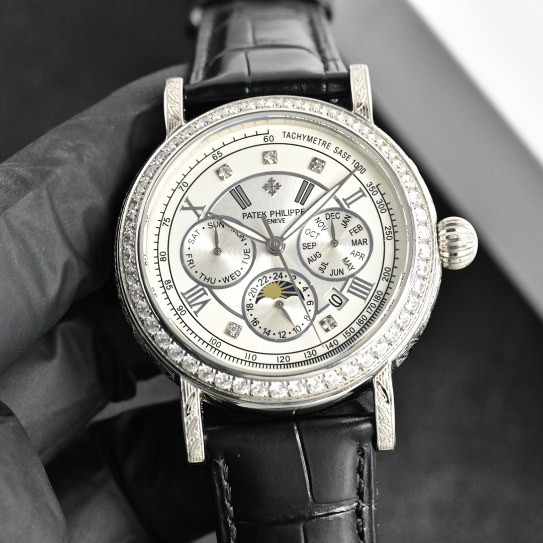 百达翡丽Patek Philippe复杂功能系列-纯手工-雕花腕表-惊艳登场，42毫米的表径适配大众男性手寸，非常商务可亦休闲。整表表壳手工雕刻花纹，视觉冲击力强，令人过目不忘，实物质感更加优美。     
1⃣️搭配进口9100多功能机芯【非市场普通国产机芯】（零返修）功能（24小时,星期/星辰/月份）此腕表拥有38-48小时动力储备.
2⃣️进口316L精钢，采用18k品质炉内真空电镀！
3⃣️搭配独家定制方形鳞纹牛皮表带
4⃣️耐磨防刮蓝宝石玻璃镜面！
5⃣️30米生活防水等级.
百达翡丽（Patek Philippe） 简约而不简单！实物拍摄品质如一！