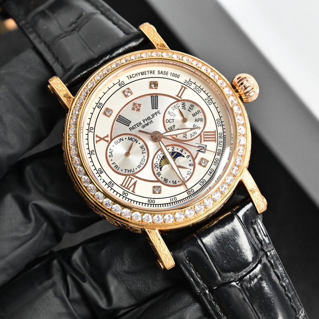 百达翡丽Patek Philippe复杂功能系列-纯手工-雕花腕表-惊艳登场，42毫米的表径适配大众男性手寸，非常商务可亦休闲。整表表壳手工雕刻花纹，视觉冲击力强，令人过目不忘，实物质感更加优美。     
1⃣️搭配进口9100多功能机芯【非市场普通国产机芯】（零返修）功能（24小时,星期/星辰/月份）此腕表拥有38-48小时动力储备.
2⃣️进口316L精钢，采用18k品质炉内真空电镀！
3⃣️搭配独家定制方形鳞纹牛皮表带
4⃣️耐磨防刮蓝宝石玻璃镜面！
5⃣️30米生活防水等级.
百达翡丽（Patek Philippe） 简约而不简单！实物拍摄品质如一！