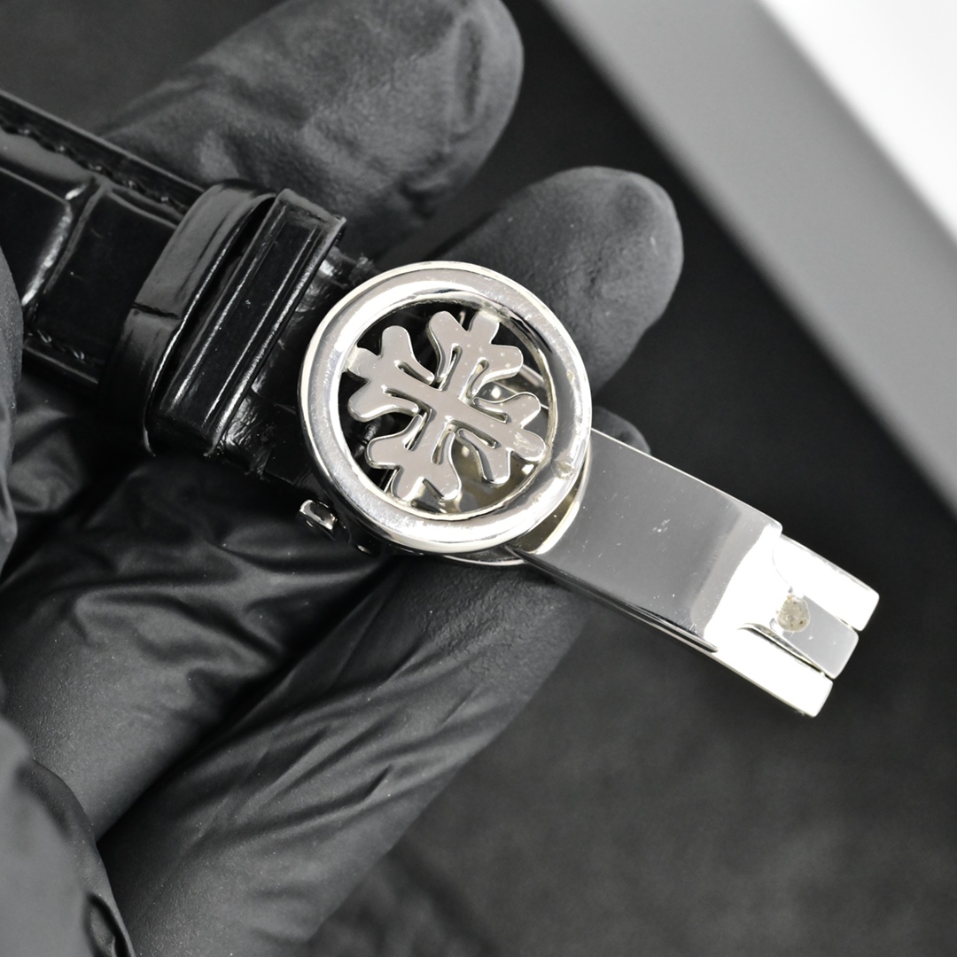百达翡丽Patek Philippe复杂功能系列-纯手工-雕花腕表-惊艳登场，42毫米的表径适配大众男性手寸，非常商务可亦休闲。整表表壳手工雕刻花纹，视觉冲击力强，令人过目不忘，实物质感更加优美。     
1⃣️搭配进口9100多功能机芯【非市场普通国产机芯】（零返修）功能（24小时,星期/星辰/月份）此腕表拥有38-48小时动力储备.
2⃣️进口316L精钢，采用18k品质炉内真空电镀！
3⃣️搭配独家定制方形鳞纹牛皮表带
4⃣️耐磨防刮蓝宝石玻璃镜面！
5⃣️30米生活防水等级.
百达翡丽（Patek Philippe） 简约而不简单！实物拍摄品质如一！
