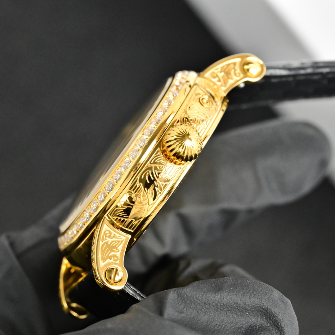 百达翡丽Patek Philippe复杂功能系列-纯手工-雕花腕表-惊艳登场，42毫米的表径适配大众男性手寸，非常商务可亦休闲。整表表壳手工雕刻花纹，视觉冲击力强，令人过目不忘，实物质感更加优美。     
1⃣️搭配进口9100多功能机芯【非市场普通国产机芯】（零返修）功能（24小时,星期/星辰/月份）此腕表拥有38-48小时动力储备.
2⃣️进口316L精钢，采用18k品质炉内真空电镀！
3⃣️搭配独家定制方形鳞纹牛皮表带
4⃣️耐磨防刮蓝宝石玻璃镜面！
5⃣️30米生活防水等级.
百达翡丽（Patek Philippe） 简约而不简单！实物拍摄品质如一！