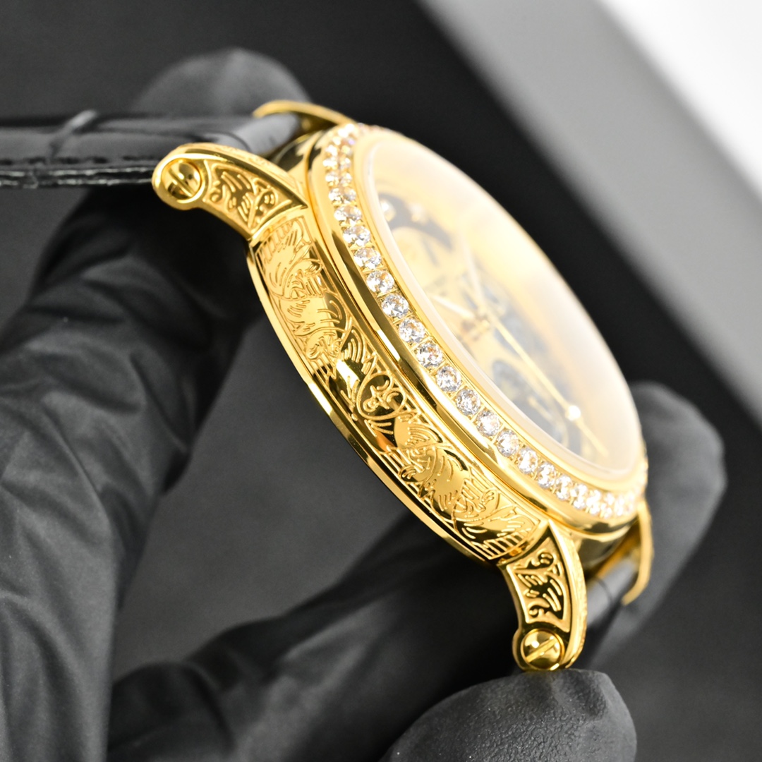 百达翡丽Patek Philippe复杂功能系列-纯手工-雕花腕表-惊艳登场，42毫米的表径适配大众男性手寸，非常商务可亦休闲。整表表壳手工雕刻花纹，视觉冲击力强，令人过目不忘，实物质感更加优美。     
1⃣️搭配进口9100多功能机芯【非市场普通国产机芯】（零返修）功能（24小时,星期/星辰/月份）此腕表拥有38-48小时动力储备.
2⃣️进口316L精钢，采用18k品质炉内真空电镀！
3⃣️搭配独家定制方形鳞纹牛皮表带
4⃣️耐磨防刮蓝宝石玻璃镜面！
5⃣️30米生活防水等级.
百达翡丽（Patek Philippe） 简约而不简单！实物拍摄品质如一！