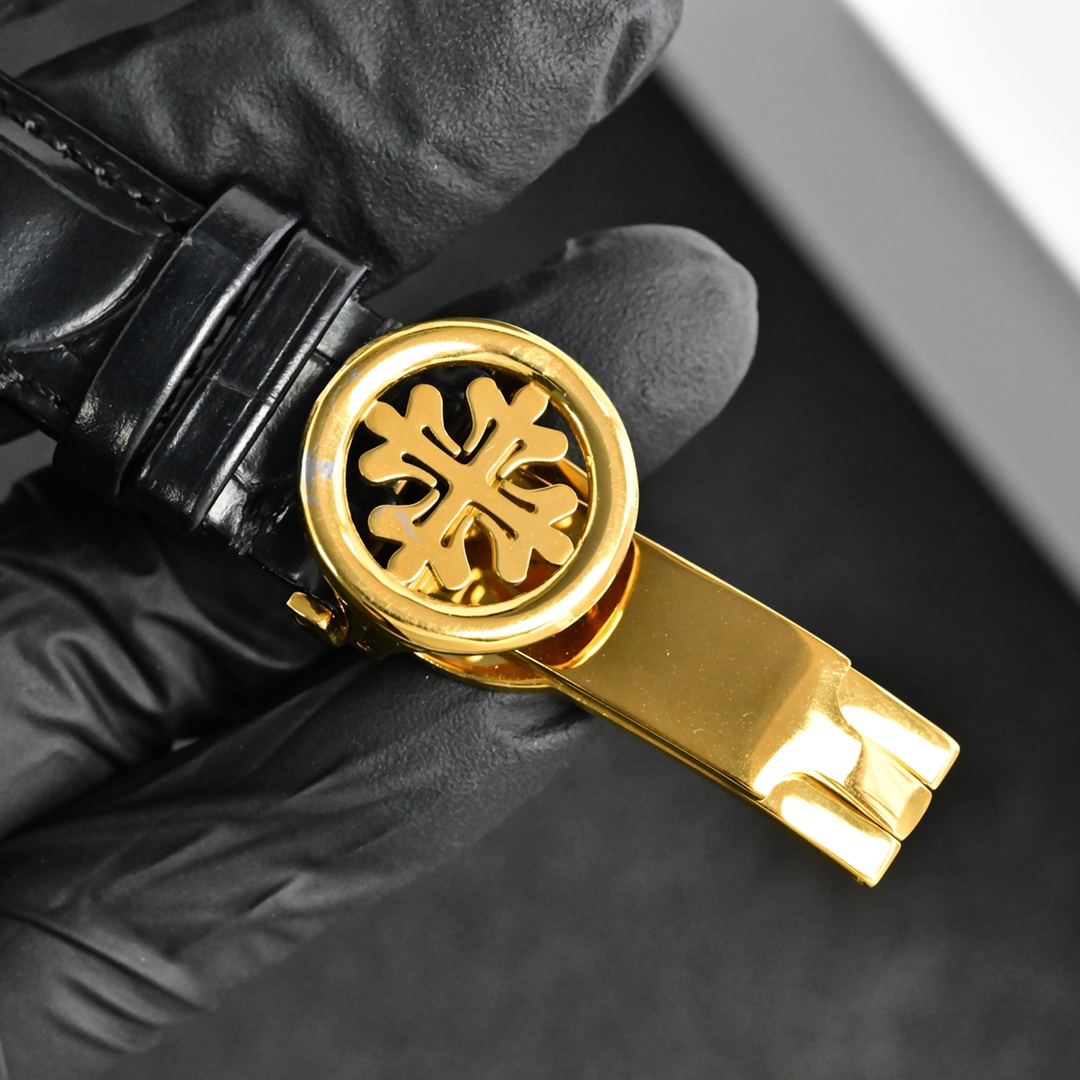 百达翡丽Patek Philippe复杂功能系列-纯手工-雕花腕表-惊艳登场，42毫米的表径适配大众男性手寸，非常商务可亦休闲。整表表壳手工雕刻花纹，视觉冲击力强，令人过目不忘，实物质感更加优美。     
1⃣️搭配进口9100多功能机芯【非市场普通国产机芯】（零返修）功能（24小时,星期/星辰/月份）此腕表拥有38-48小时动力储备.
2⃣️进口316L精钢，采用18k品质炉内真空电镀！
3⃣️搭配独家定制方形鳞纹牛皮表带
4⃣️耐磨防刮蓝宝石玻璃镜面！
5⃣️30米生活防水等级.
百达翡丽（Patek Philippe） 简约而不简单！实物拍摄品质如一！