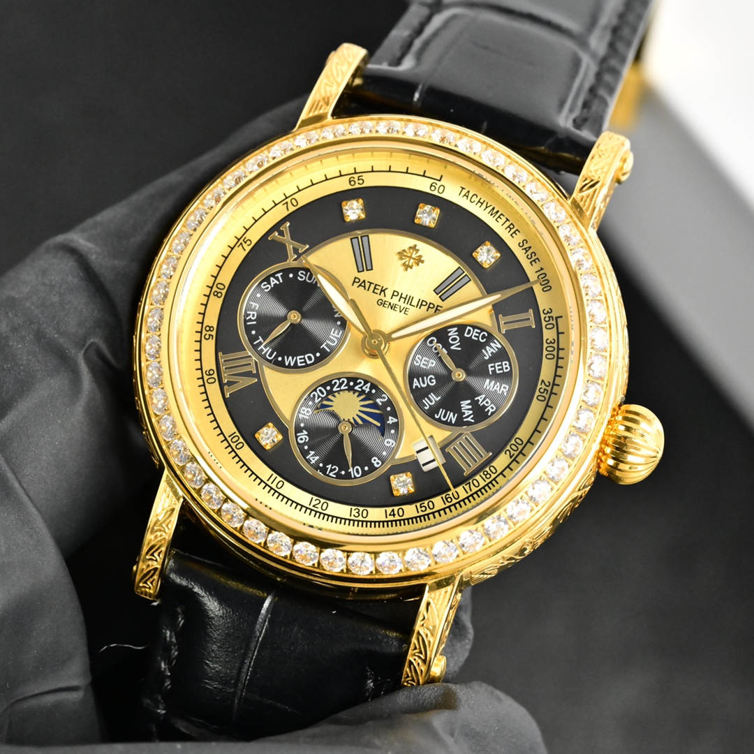 百达翡丽Patek Philippe复杂功能系列-纯手工-雕花腕表-惊艳登场，42毫米的表径适配大众男性手寸，非常商务可亦休闲。整表表壳手工雕刻花纹，视觉冲击力强，令人过目不忘，实物质感更加优美。     
1⃣️搭配进口9100多功能机芯【非市场普通国产机芯】（零返修）功能（24小时,星期/星辰/月份）此腕表拥有38-48小时动力储备.
2⃣️进口316L精钢，采用18k品质炉内真空电镀！
3⃣️搭配独家定制方形鳞纹牛皮表带
4⃣️耐磨防刮蓝宝石玻璃镜面！
5⃣️30米生活防水等级.
百达翡丽（Patek Philippe） 简约而不简单！实物拍摄品质如一！