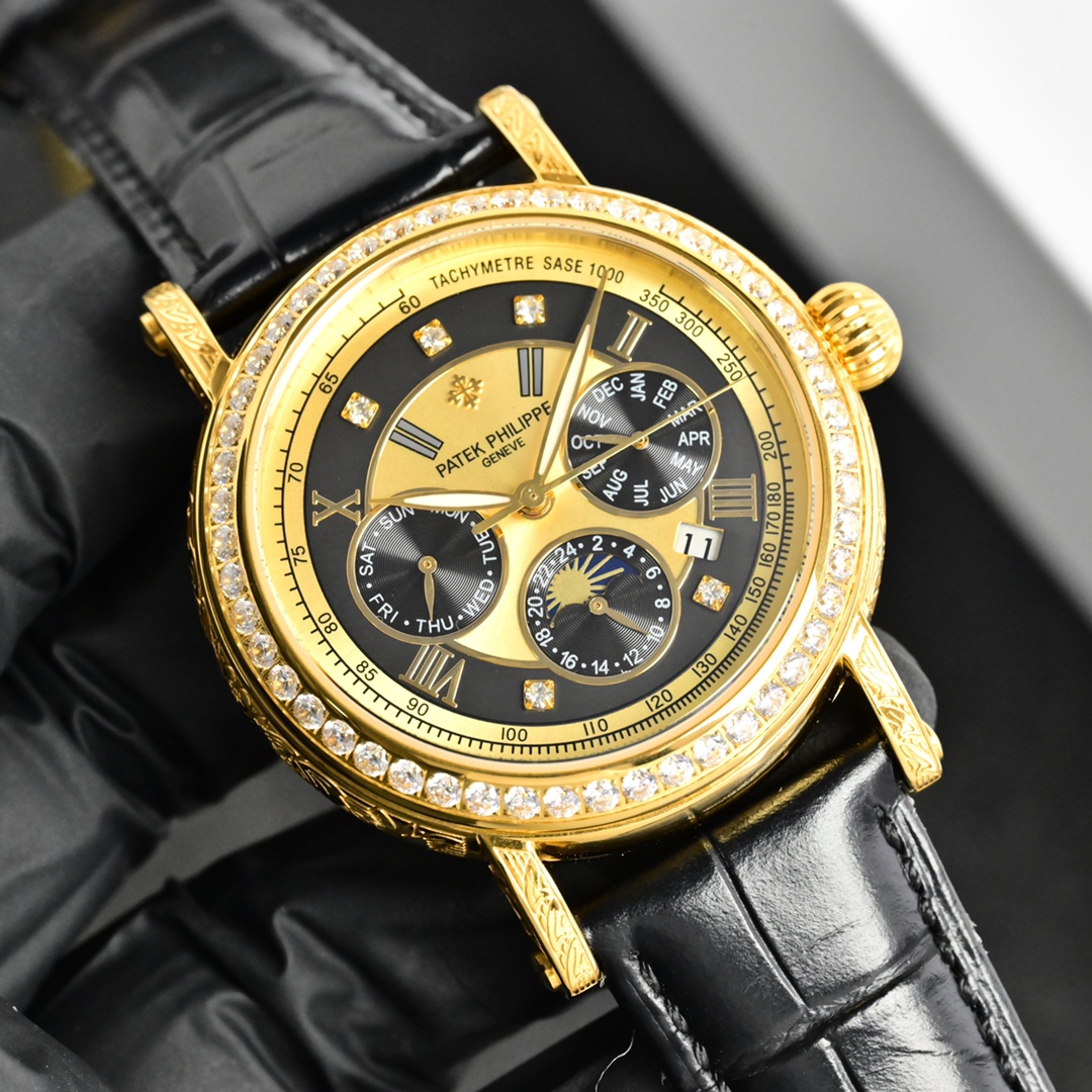百达翡丽Patek Philippe复杂功能系列-纯手工-雕花腕表-惊艳登场，42毫米的表径适配大众男性手寸，非常商务可亦休闲。整表表壳手工雕刻花纹，视觉冲击力强，令人过目不忘，实物质感更加优美。     
1⃣️搭配进口9100多功能机芯【非市场普通国产机芯】（零返修）功能（24小时,星期/星辰/月份）此腕表拥有38-48小时动力储备.
2⃣️进口316L精钢，采用18k品质炉内真空电镀！
3⃣️搭配独家定制方形鳞纹牛皮表带
4⃣️耐磨防刮蓝宝石玻璃镜面！
5⃣️30米生活防水等级.
百达翡丽（Patek Philippe） 简约而不简单！实物拍摄品质如一！