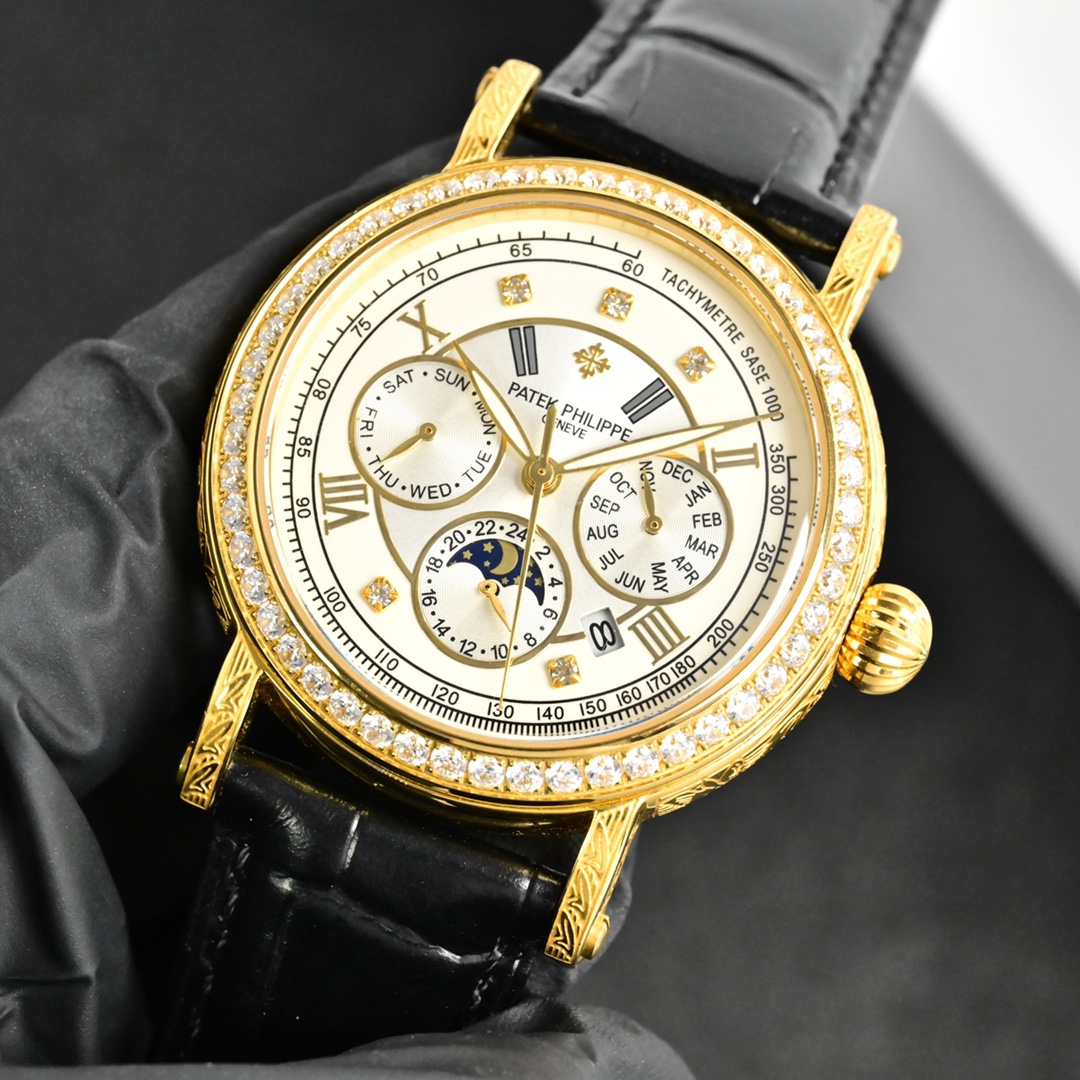 百达翡丽Patek Philippe复杂功能系列-纯手工-雕花腕表-惊艳登场，42毫米的表径适配大众男性手寸，非常商务可亦休闲。整表表壳手工雕刻花纹，视觉冲击力强，令人过目不忘，实物质感更加优美。     
1⃣️搭配进口9100多功能机芯【非市场普通国产机芯】（零返修）功能（24小时,星期/星辰/月份）此腕表拥有38-48小时动力储备.
2⃣️进口316L精钢，采用18k品质炉内真空电镀！
3⃣️搭配独家定制方形鳞纹牛皮表带
4⃣️耐磨防刮蓝宝石玻璃镜面！
5⃣️30米生活防水等级.
百达翡丽（Patek Philippe） 简约而不简单！实物拍摄品质如一！