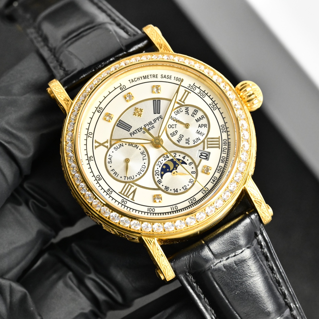 百达翡丽Patek Philippe复杂功能系列-纯手工-雕花腕表-惊艳登场，42毫米的表径适配大众男性手寸，非常商务可亦休闲。整表表壳手工雕刻花纹，视觉冲击力强，令人过目不忘，实物质感更加优美。     
1⃣️搭配进口9100多功能机芯【非市场普通国产机芯】（零返修）功能（24小时,星期/星辰/月份）此腕表拥有38-48小时动力储备.
2⃣️进口316L精钢，采用18k品质炉内真空电镀！
3⃣️搭配独家定制方形鳞纹牛皮表带
4⃣️耐磨防刮蓝宝石玻璃镜面！
5⃣️30米生活防水等级.
百达翡丽（Patek Philippe） 简约而不简单！实物拍摄品质如一！