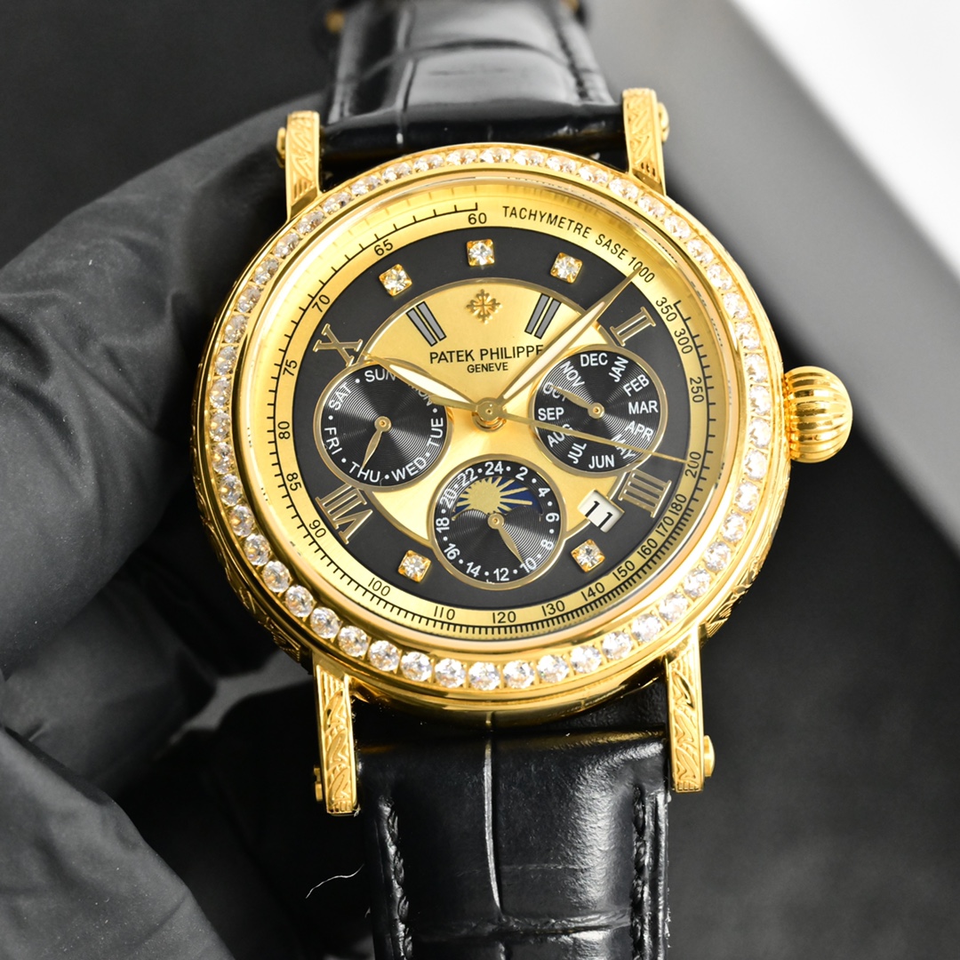 百达翡丽Patek Philippe复杂功能系列-纯手工-雕花腕表-惊艳登场，42毫米的表径适配大众男性手寸，非常商务可亦休闲。整表表壳手工雕刻花纹，视觉冲击力强，令人过目不忘，实物质感更加优美。     
1⃣️搭配进口9100多功能机芯【非市场普通国产机芯】（零返修）功能（24小时,星期/星辰/月份）此腕表拥有38-48小时动力储备.
2⃣️进口316L精钢，采用18k品质炉内真空电镀！
3⃣️搭配独家定制方形鳞纹牛皮表带
4⃣️耐磨防刮蓝宝石玻璃镜面！
5⃣️30米生活防水等级.
百达翡丽（Patek Philippe） 简约而不简单！实物拍摄品质如一！